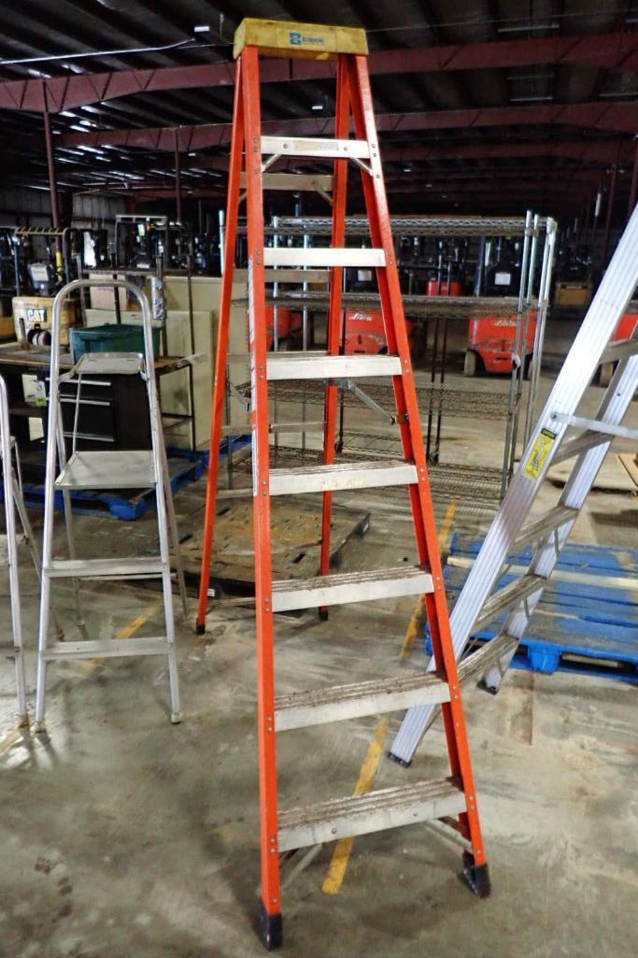 Bauer 8 ft. fiberglass step ladder {Located in Plymouth, IN} - Bild 3 aus 5
