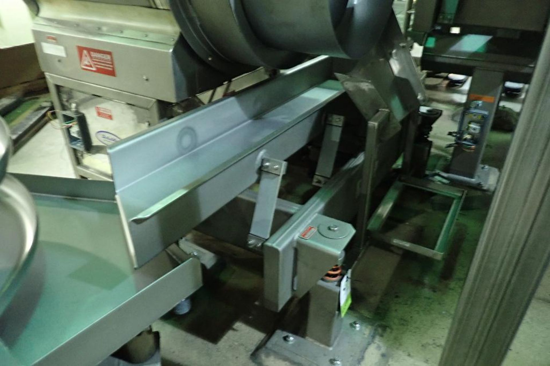 SS Key vibratory conveyor {Located in Lakeville, MN}