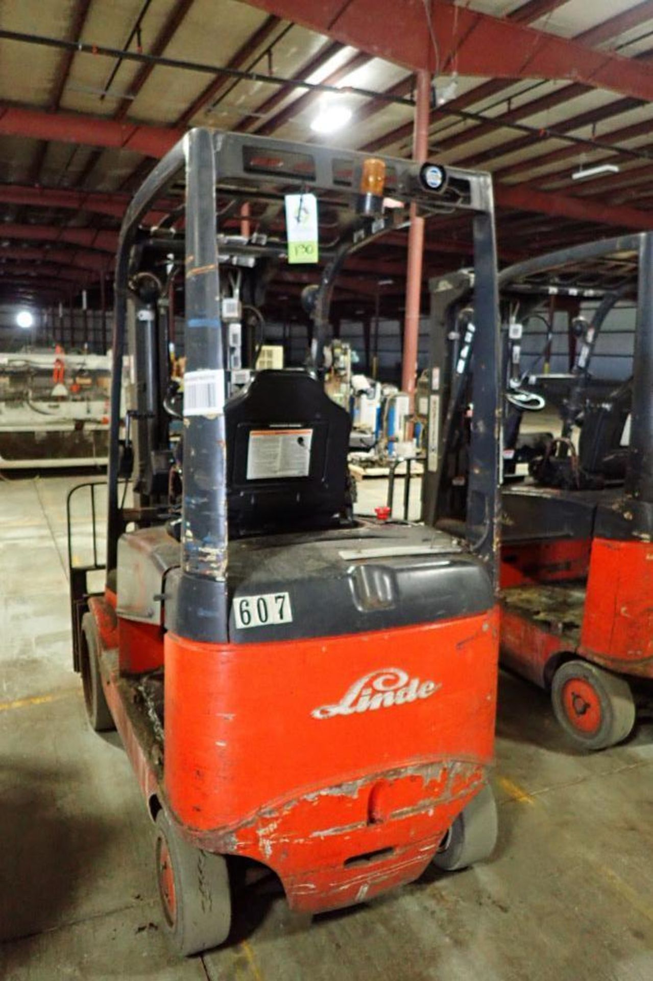 Linde 48V electric forklift {Located in Plymouth, IN} - Image 4 of 10
