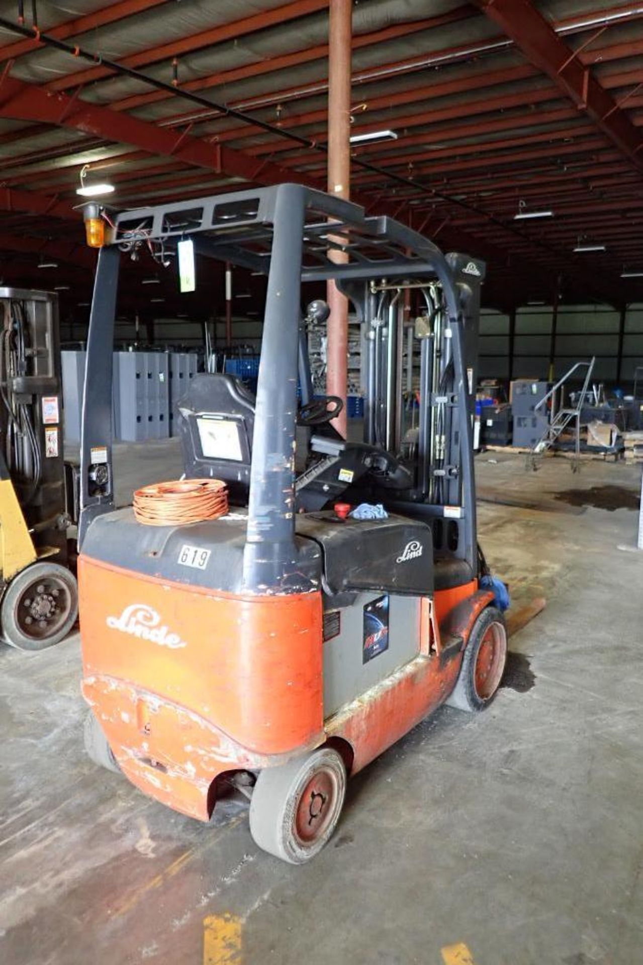 Linde 48V electric forklift {Located in Plymouth, IN} - Image 2 of 8