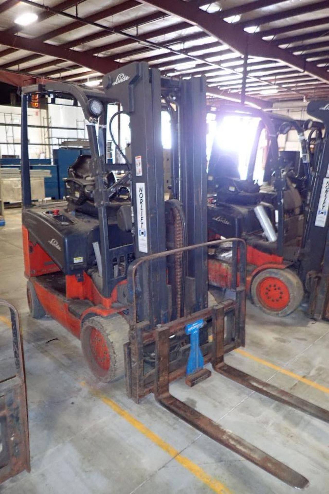 Linde 48V electric forklift {Located in Plymouth, IN} - Bild 3 aus 8