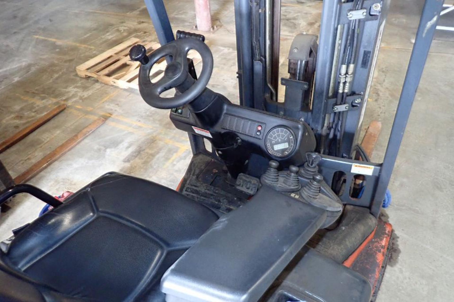 Linde 48V electric forklift {Located in Plymouth, IN} - Image 3 of 8