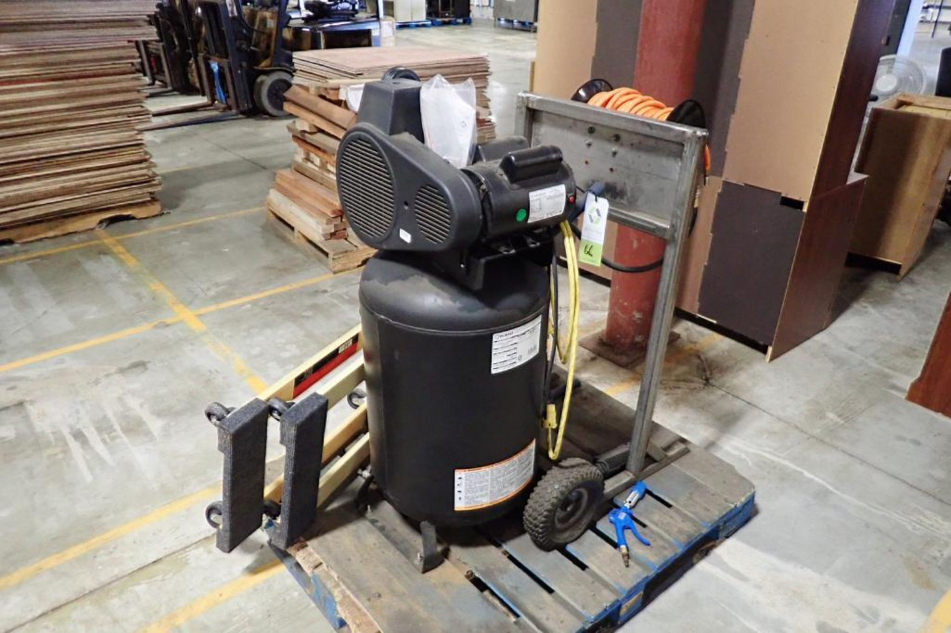 Kobalt 30 gal vertical air compressor {Located in Plymouth, IN}