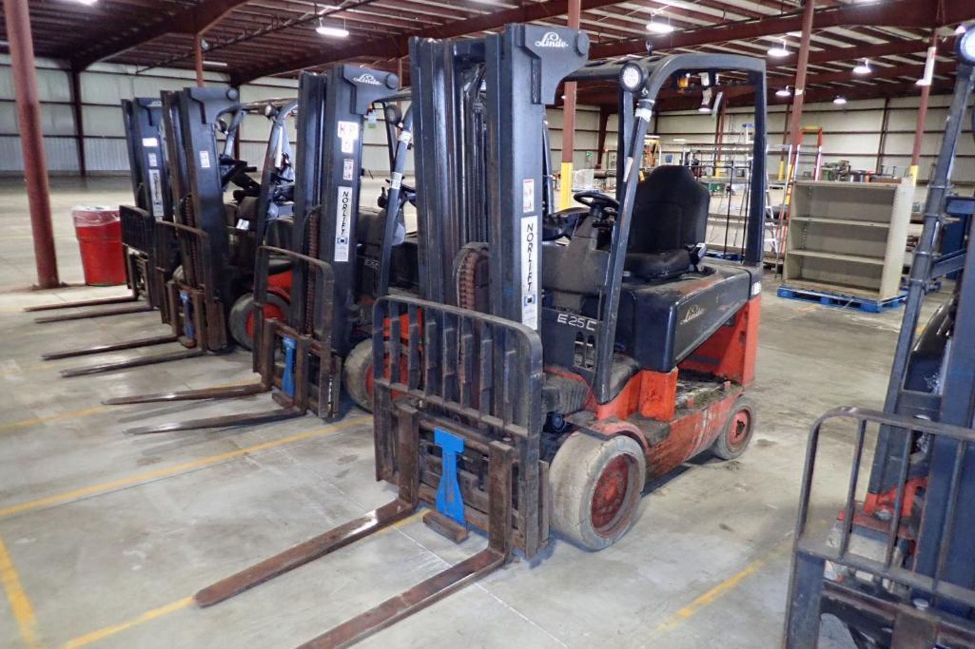 Linde 48V electric forklift {Located in Plymouth, IN}