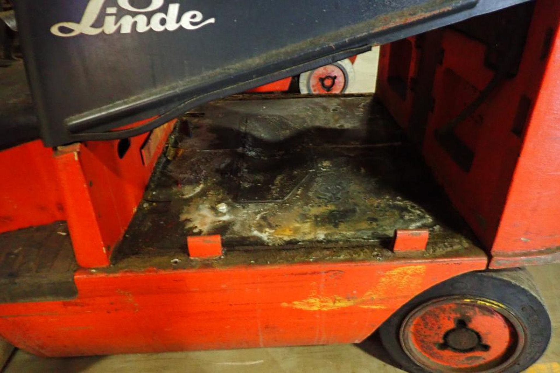 Linde 48V electric forklift {Located in Plymouth, IN} - Image 6 of 8