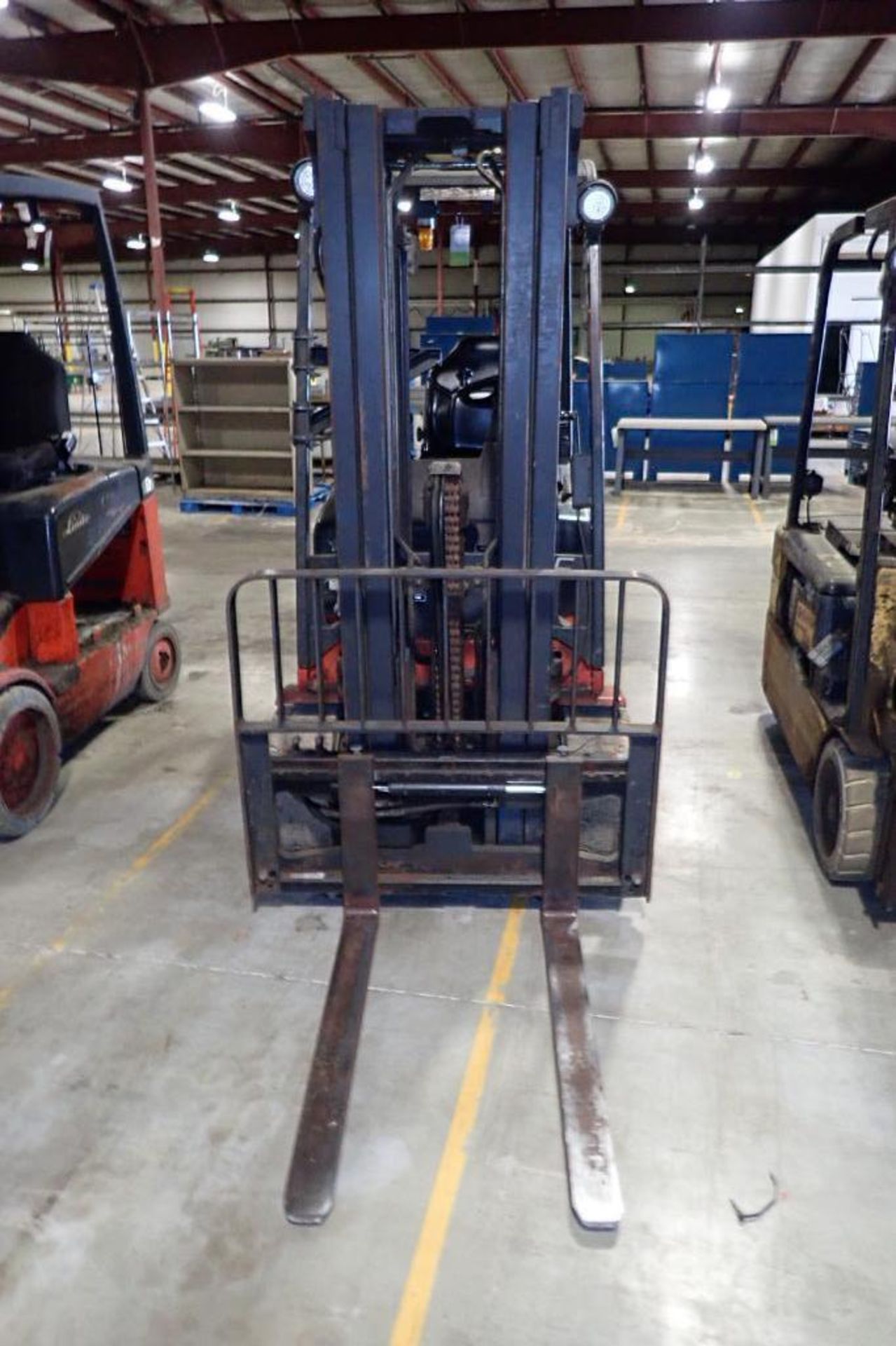 Linde 48V electric forklift {Located in Plymouth, IN} - Image 3 of 9