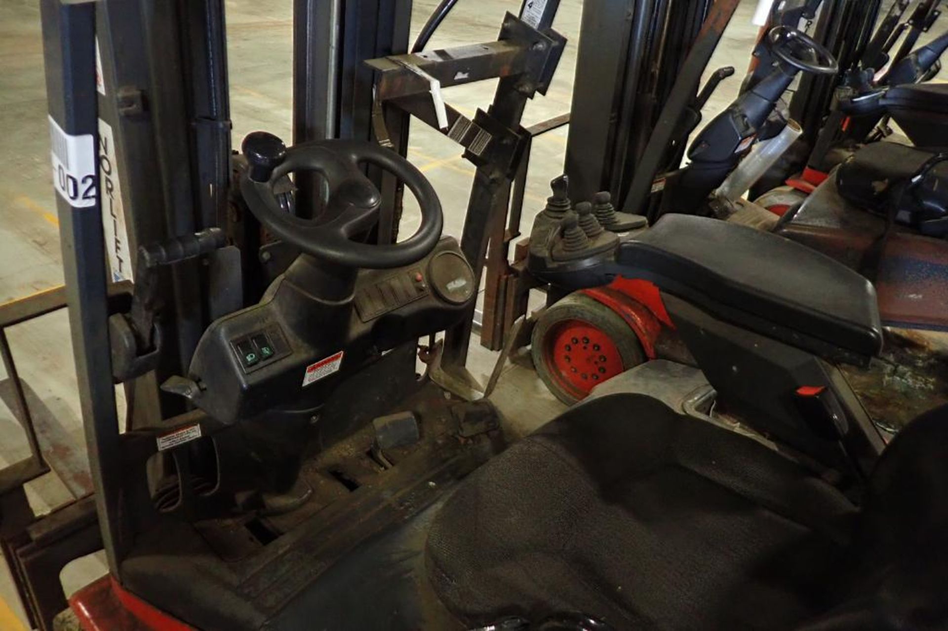 Linde 48V electric forklift {Located in Plymouth, IN} - Image 4 of 8