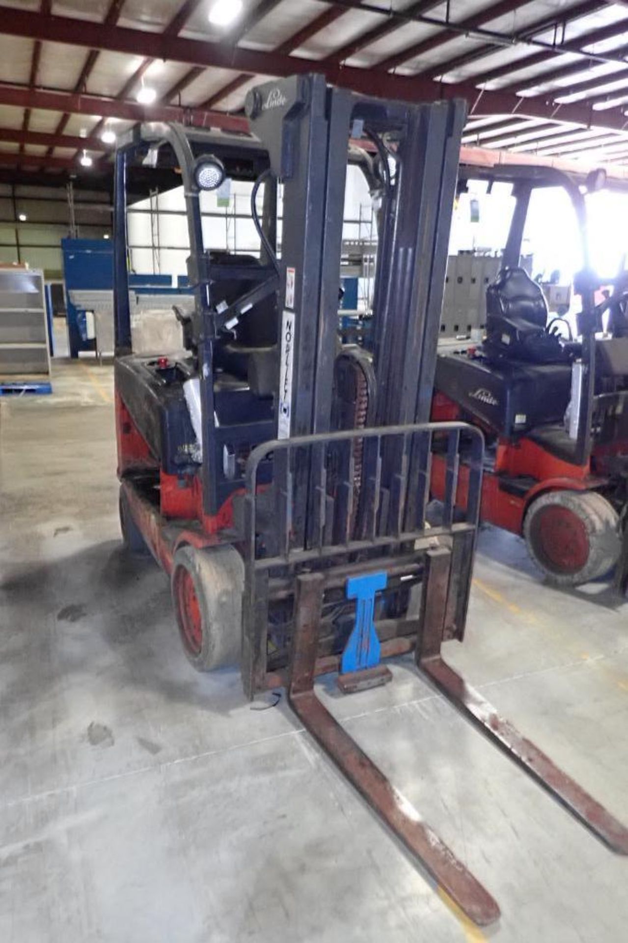 Linde 48V electric forklift {Located in Plymouth, IN} - Image 2 of 8