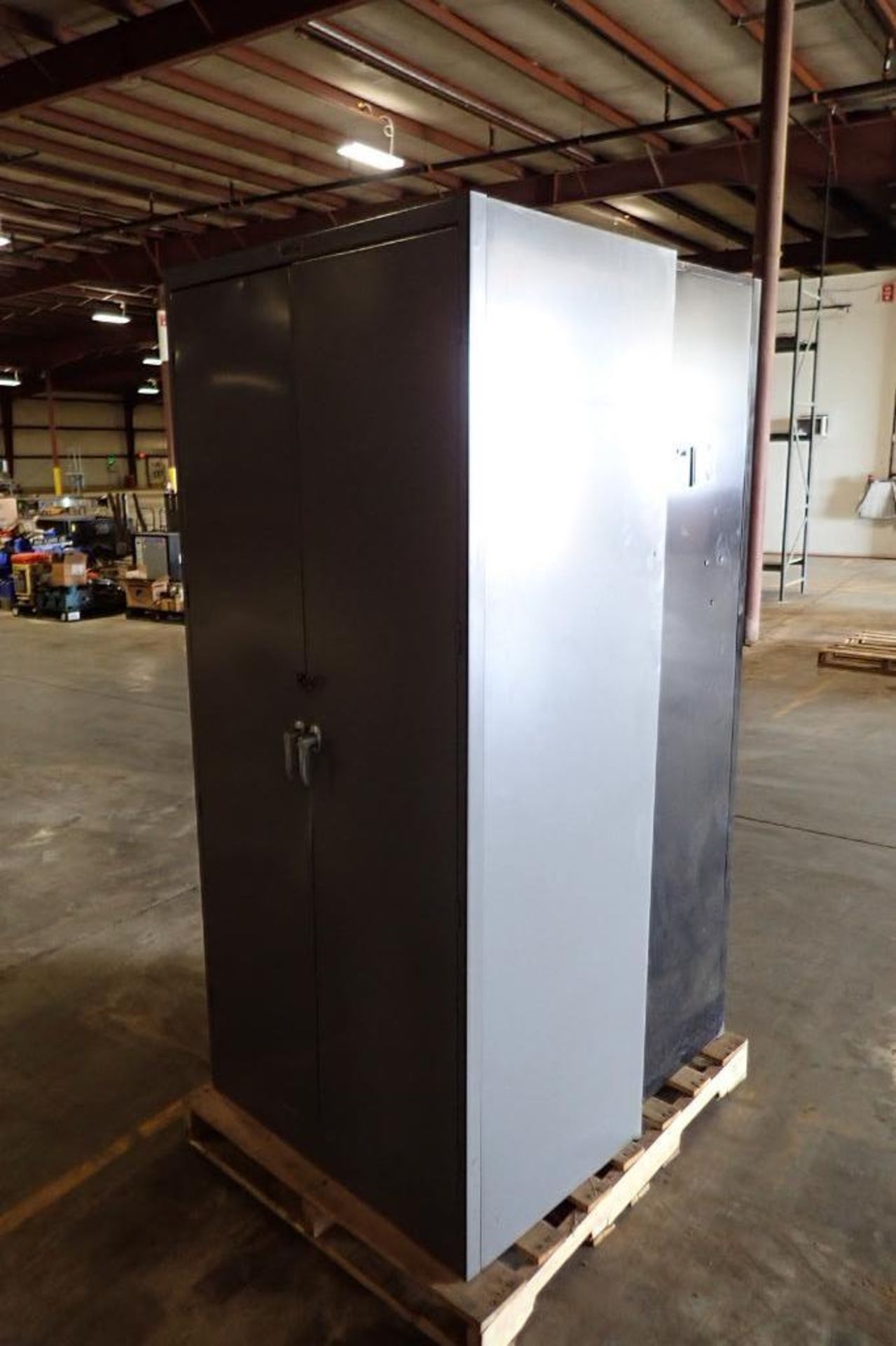 (2) Tennsco 2-door mild steel cabinets {Located in Plymouth, IN} - Bild 3 aus 5