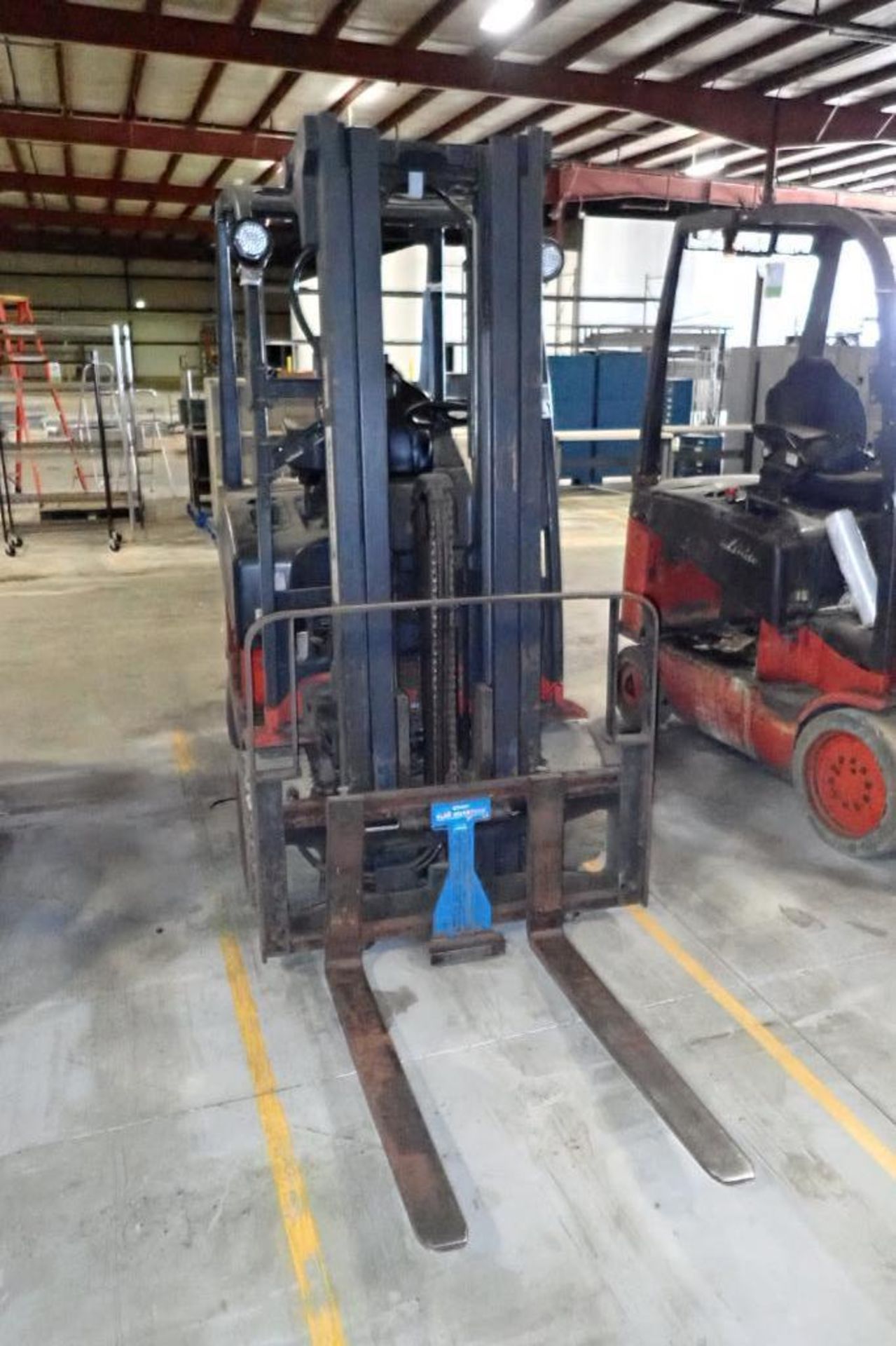Linde 48V electric forklift {Located in Plymouth, IN} - Bild 2 aus 8