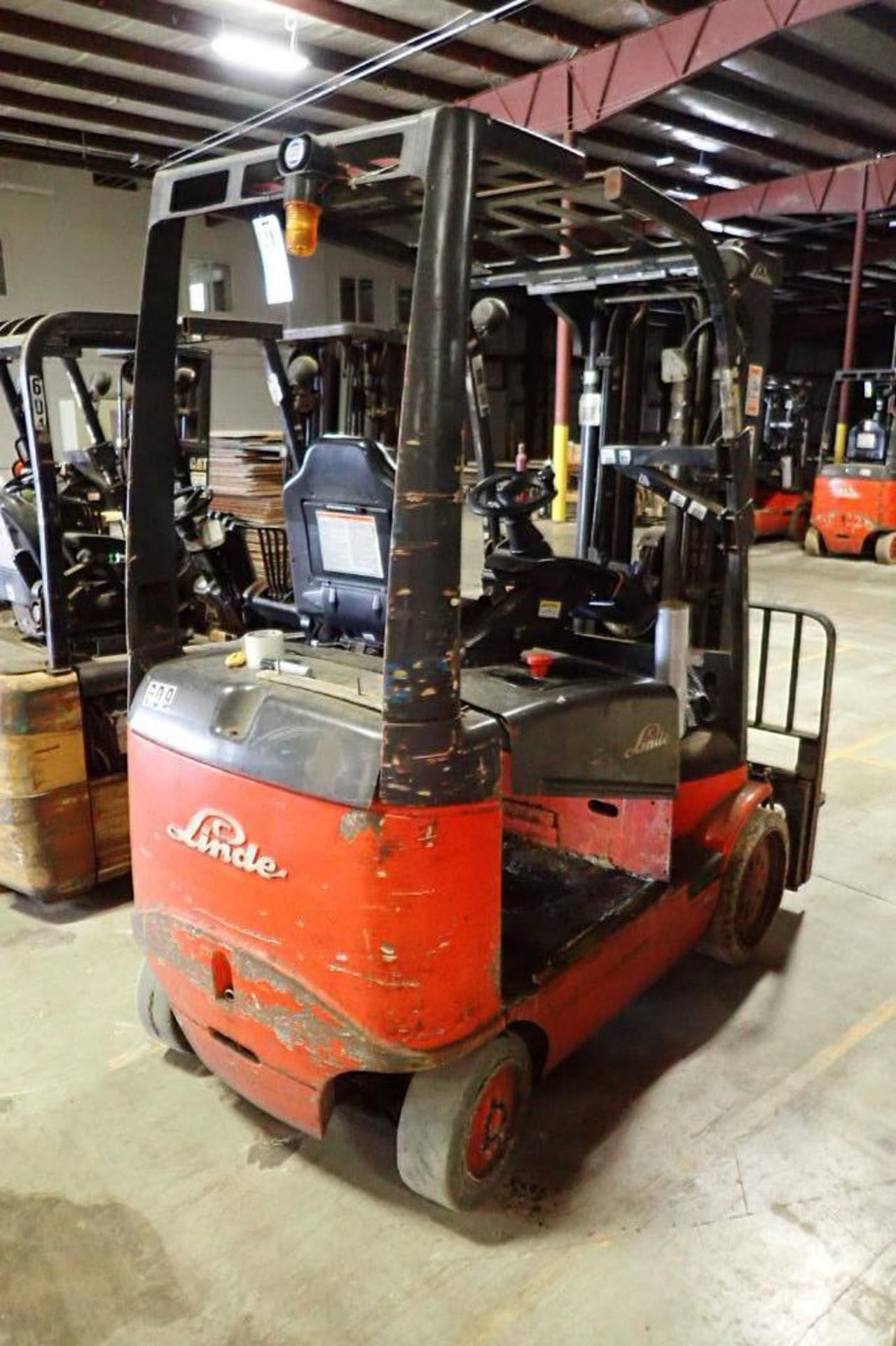 Linde 48V electric forklift {Located in Plymouth, IN} - Image 2 of 9