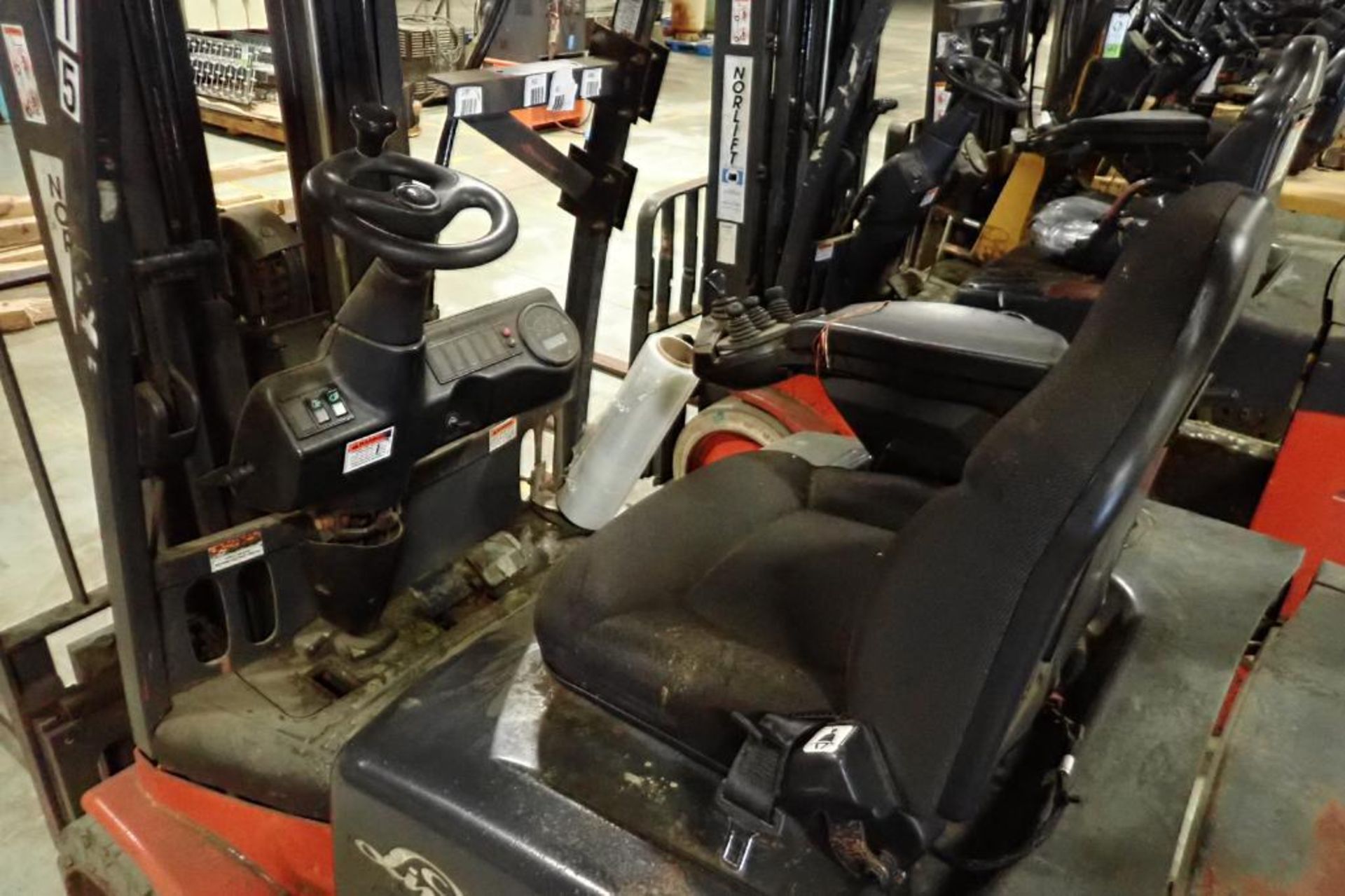 Linde 48V electric forklift {Located in Plymouth, IN} - Bild 4 aus 8