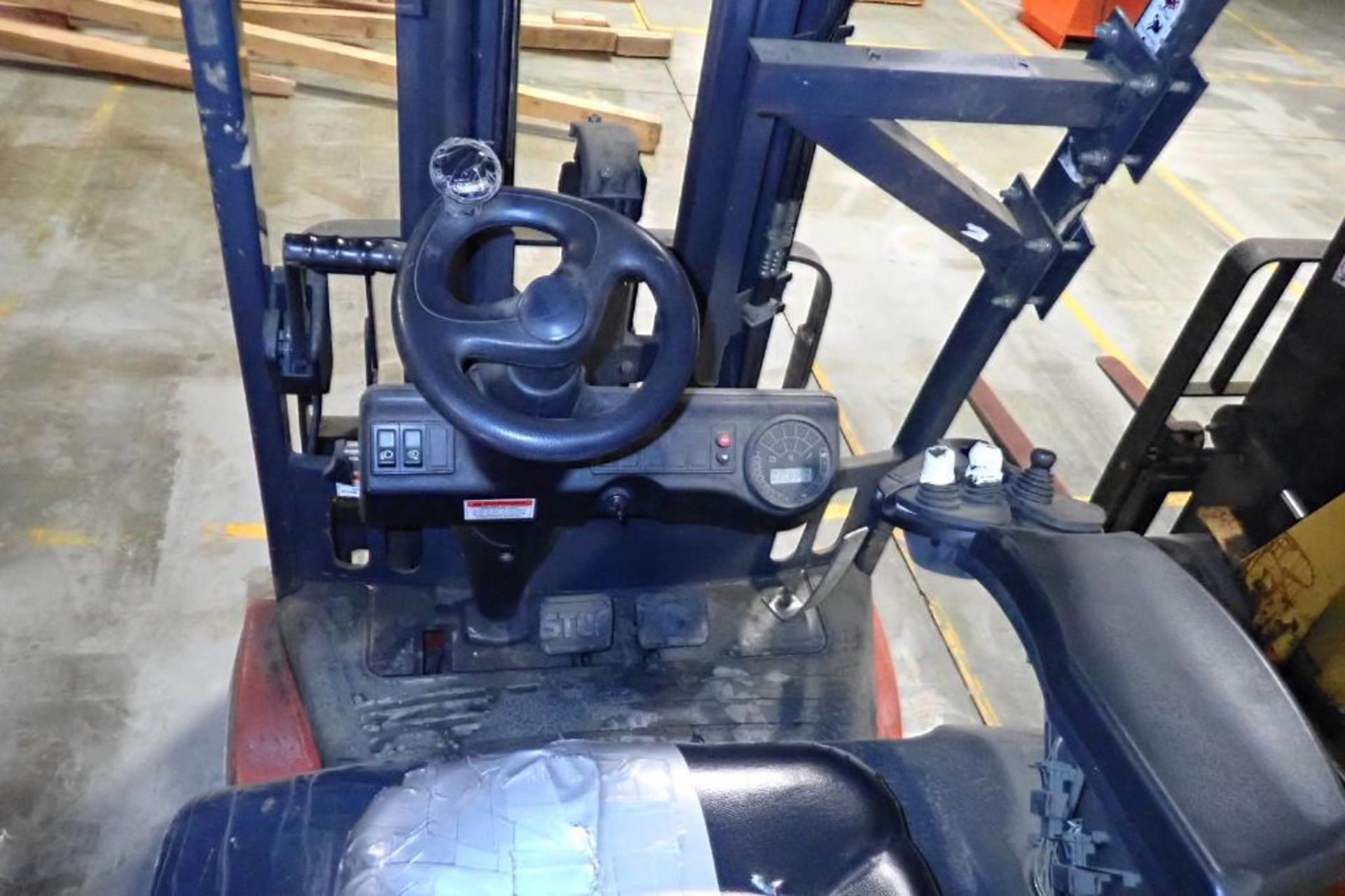 Linde 48V electric forklift {Located in Plymouth, IN} - Image 6 of 9