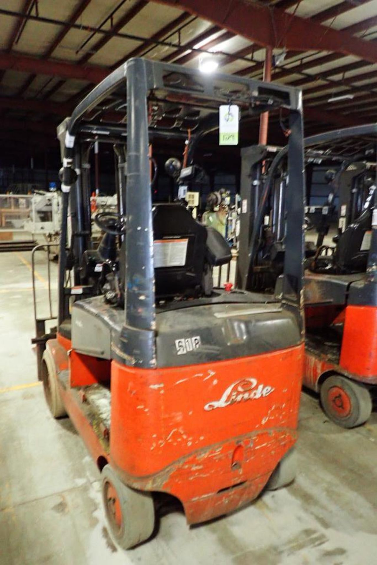 Linde 48V electric forklift {Located in Plymouth, IN} - Image 2 of 8