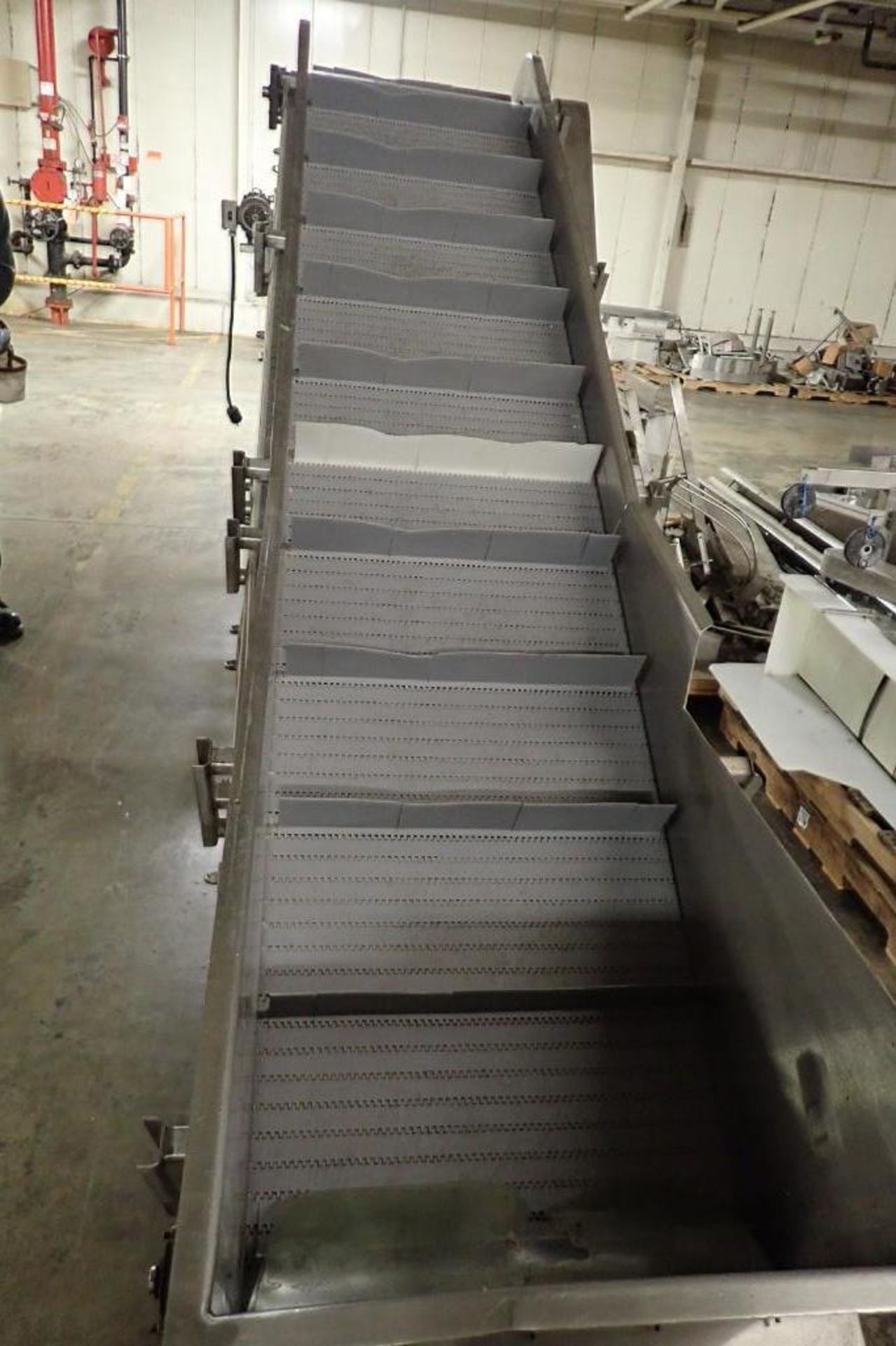 Incline flighted conveyor {Located in Indianapolis, IN} - Image 3 of 6