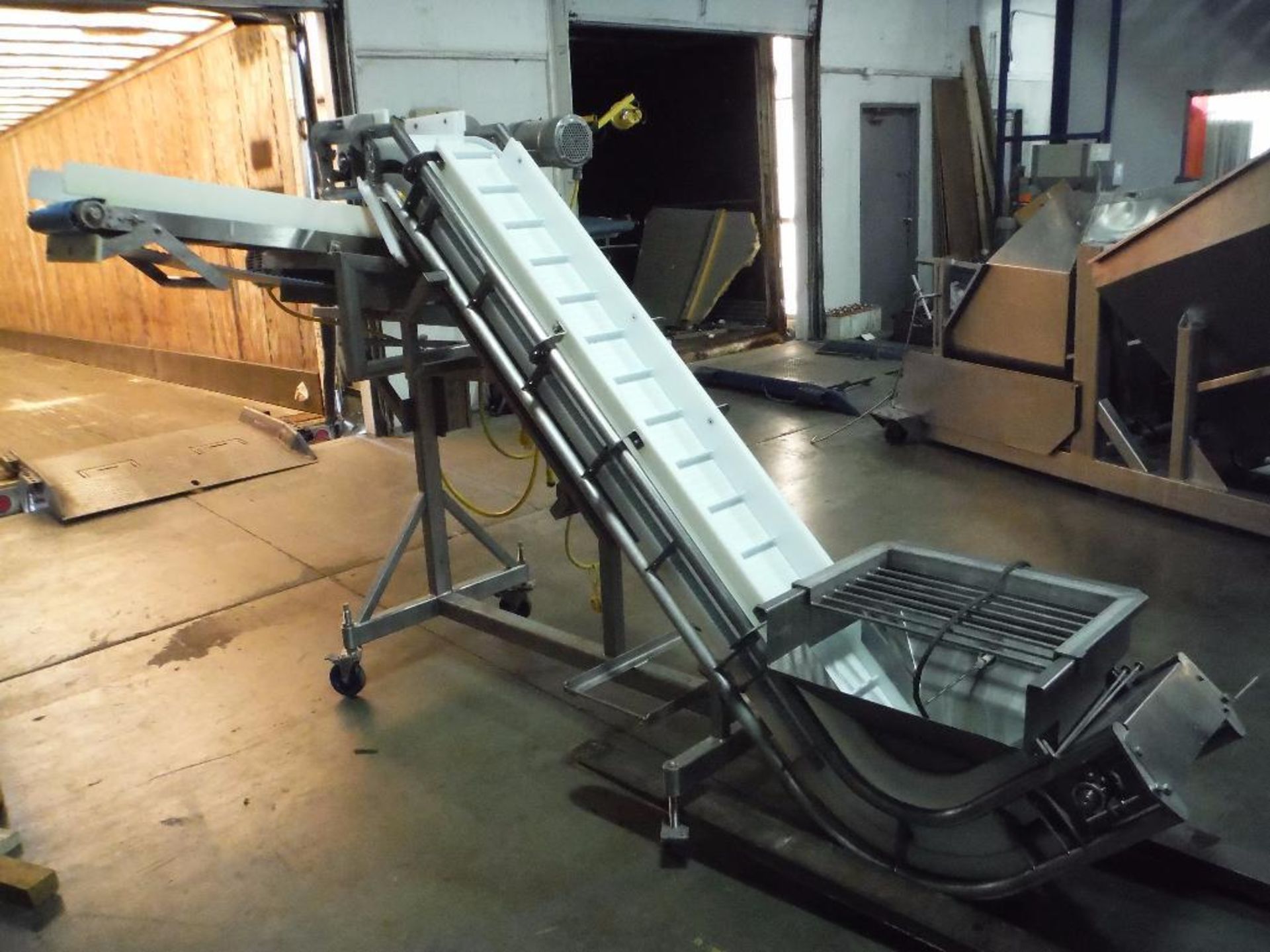 Incline conveyor {Located in Florence, KY} - Image 7 of 10