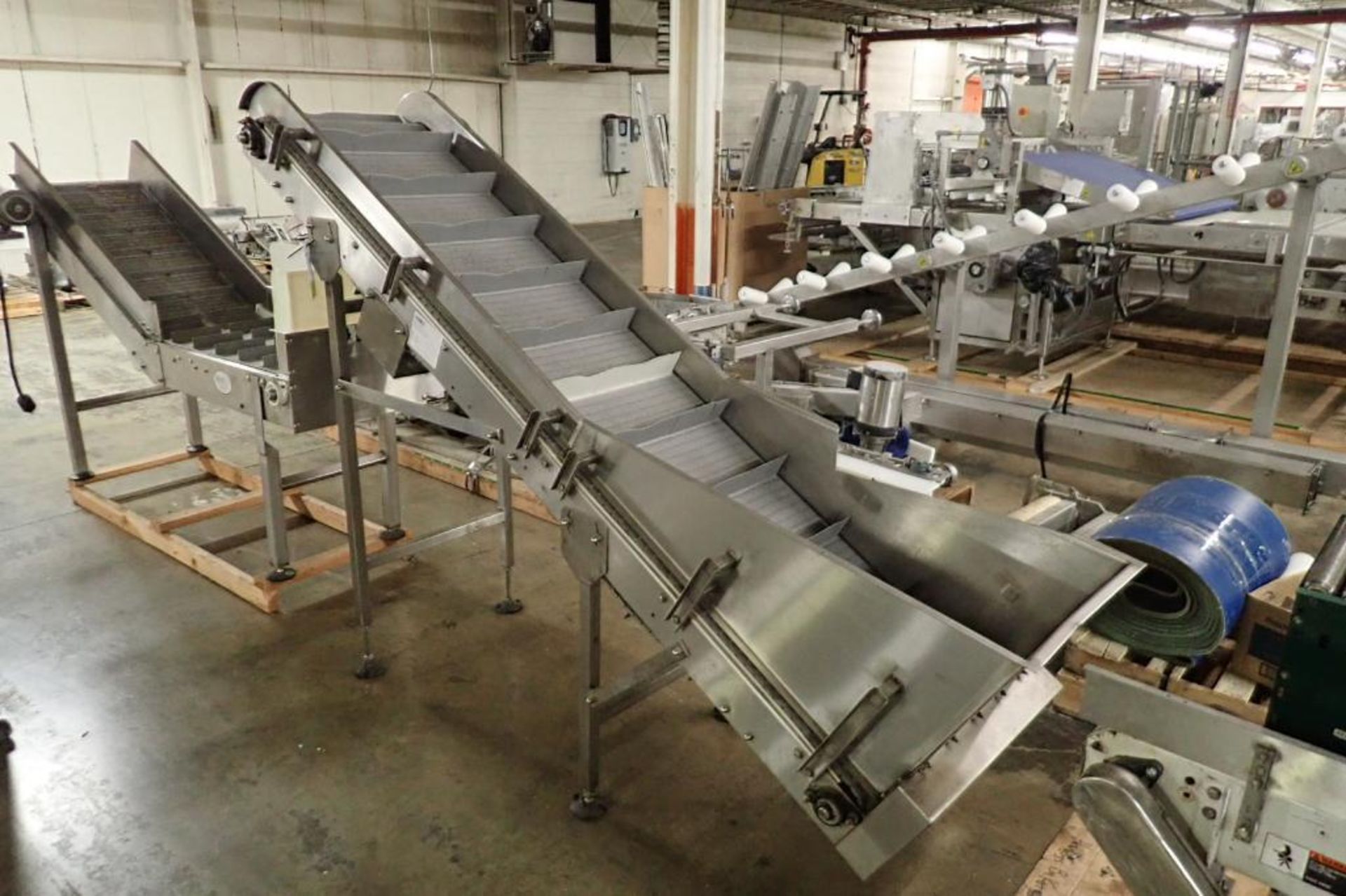 Incline flighted conveyor {Located in Indianapolis, IN} - Image 2 of 6