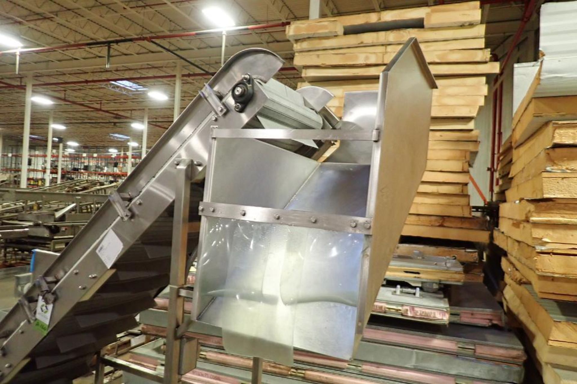 Flighted incline conveyor {Located in Indianapolis, IN} - Image 3 of 6
