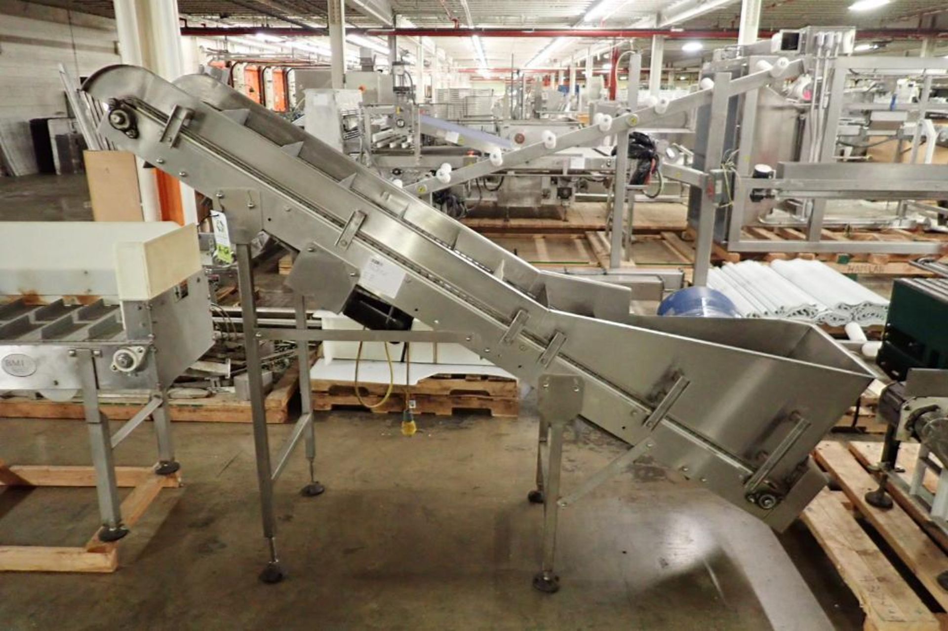 Incline flighted conveyor {Located in Indianapolis, IN}