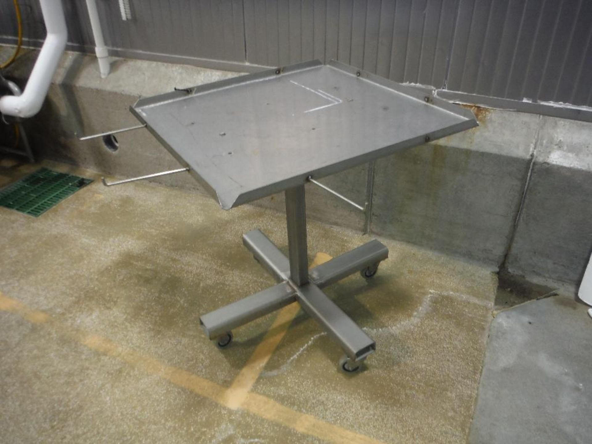 SS table {Located in Marshall, MN} - Bild 2 aus 2