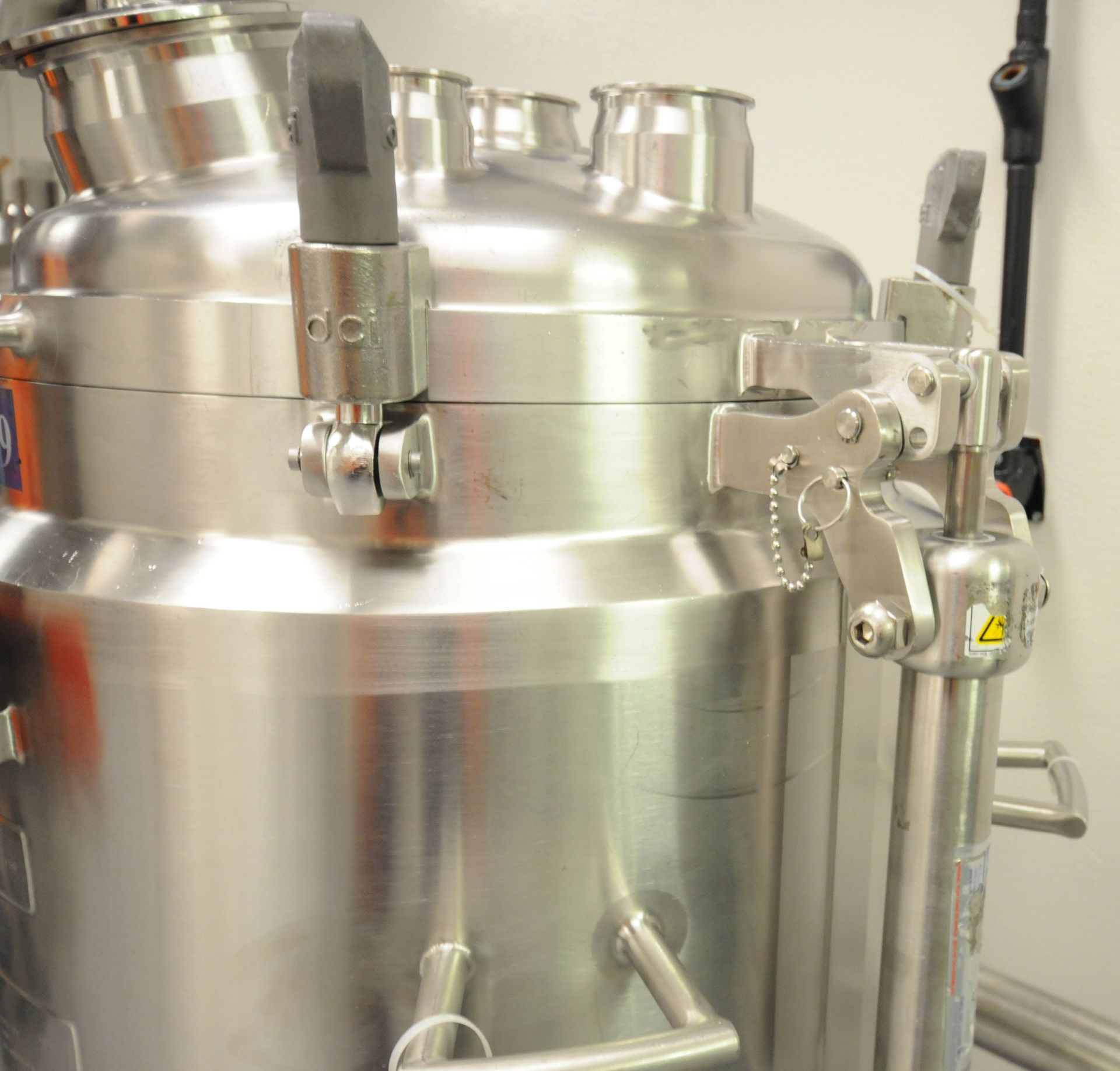 DCI (2009) PORTABLE STAINLESS STEEL TANK WITH 100 LITER CAPACITY, 45 PSIG MAWP @ 346 DEG F, 23" - Image 4 of 5