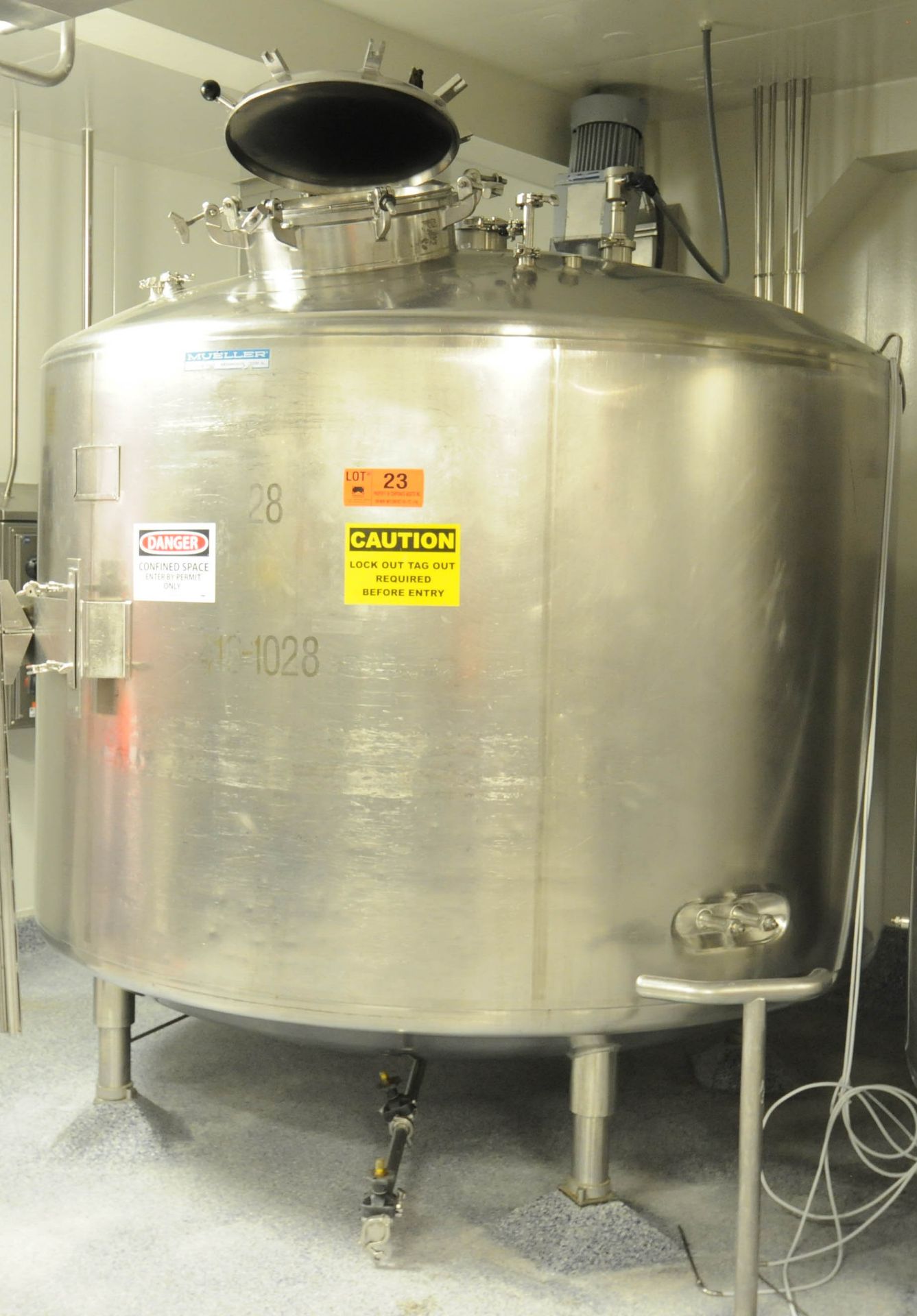 MUELLER T#28 STAINLESS STEEL JACKETED MIXING TANK WITH 6000 LITER CAPACITY, 25 PSI MAX HOLDING