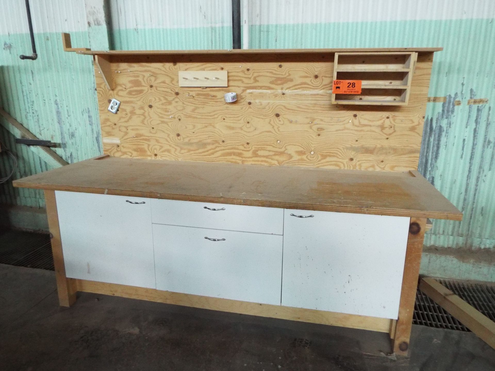 WORK BENCH WITH POWER (CI) [RIGGING FEE FOR LOT#28 - CANADIAN INDUSTRIAL SERVICES - $50 PLUS TAXES]