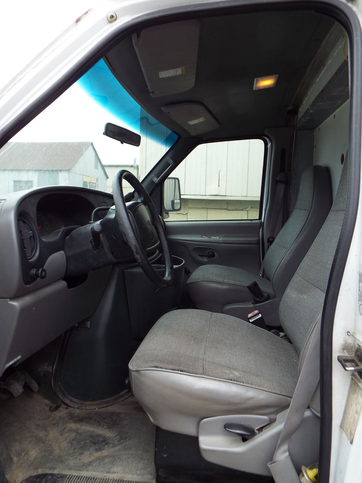 FORD (2001) E450 SUPERDUTY CUBE VAN WITH 7.3 LITER DIESEL, AUTO, RWD, DUALLY, FIBERGLASS BOX WITH - Image 3 of 7