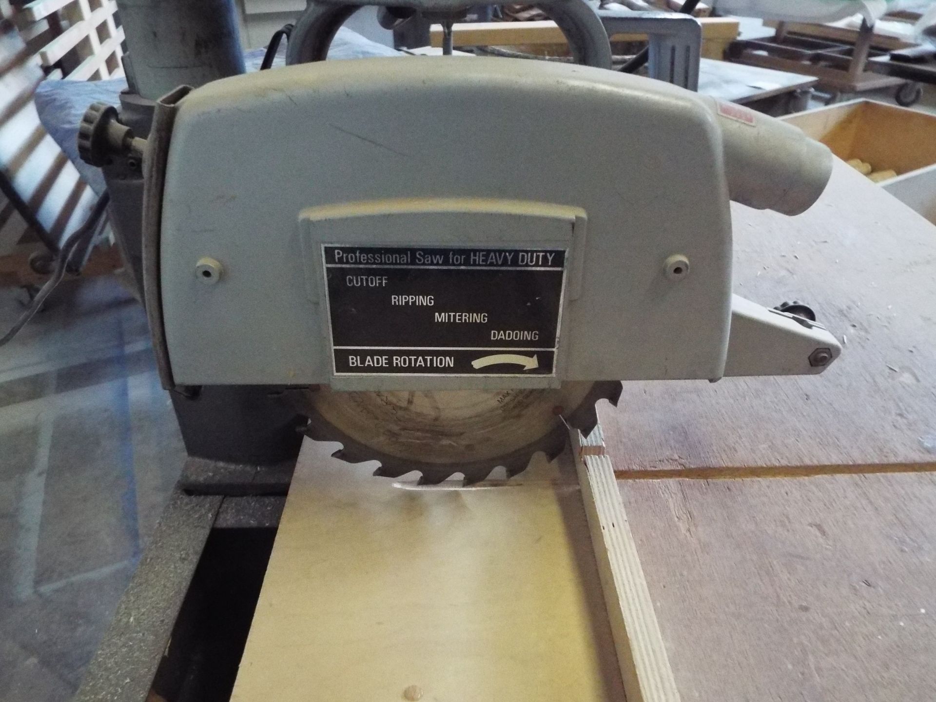 BLACK & DECKER MODEL 5800 10" RADIAL ARM SAW - Image 3 of 4