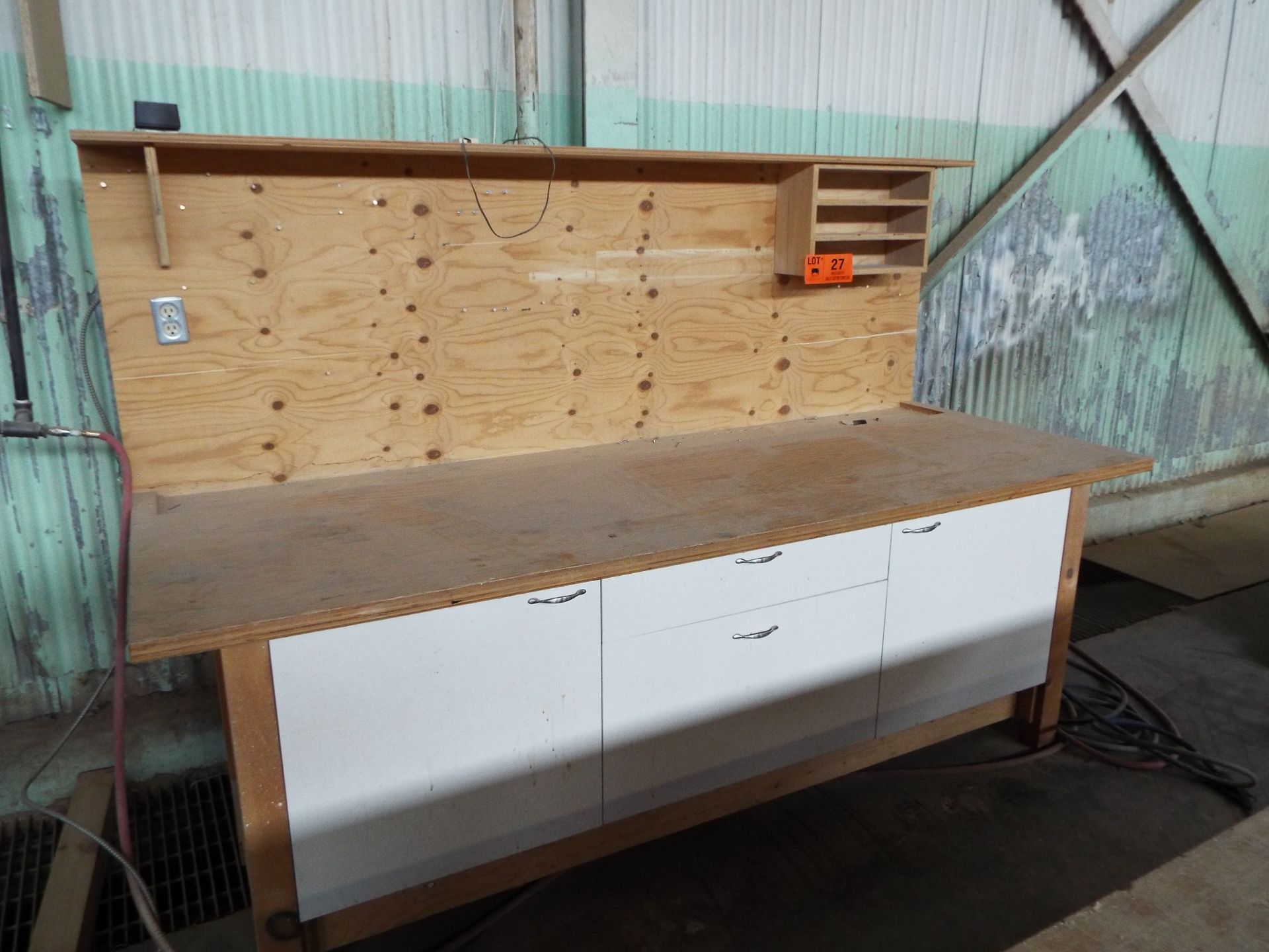 WORK BENCH WITH POWER (CI) [RIGGING FEE FOR LOT#27 - CANADIAN INDUSTRIAL SERVICES - $50 PLUS TAXES]