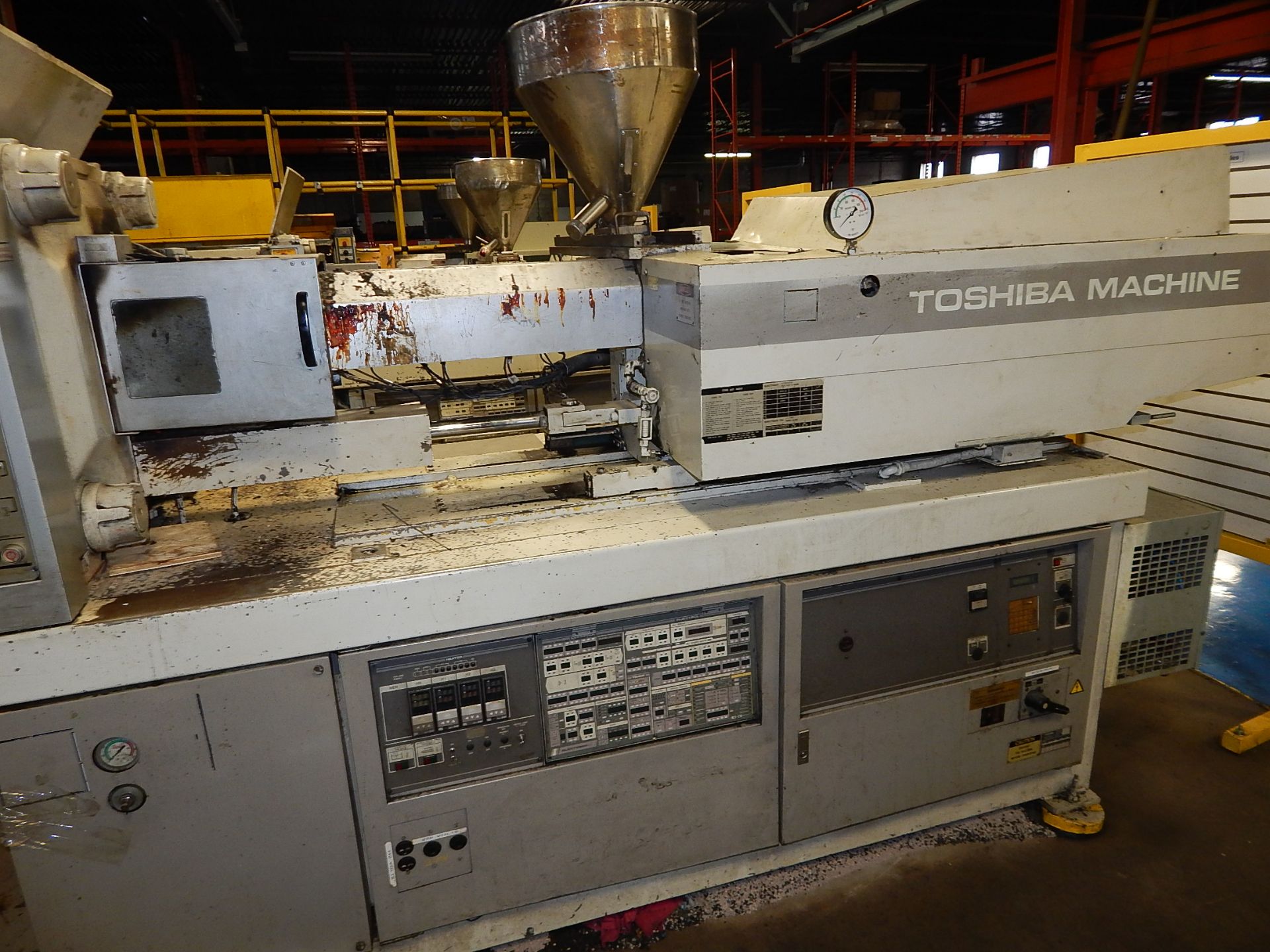 TOSHIBA ISF190SII-10A PLASTIC INJECTION MOLDER WITH 190 TON CAPACITY, 16 OZ, 29" X 29" PLATEN, 20" X - Image 4 of 4