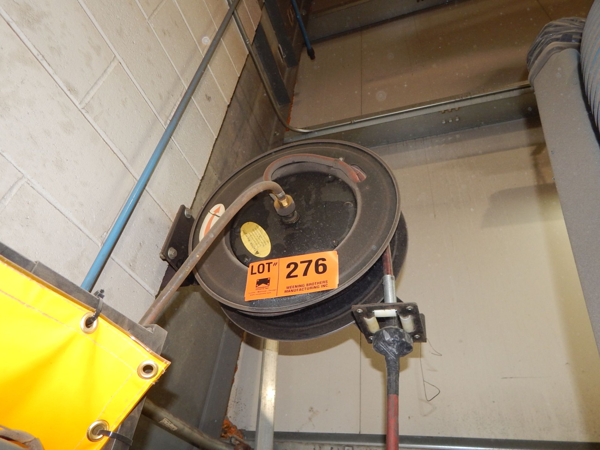 RETRACTABLE PNEUMATIC HOSE REEL