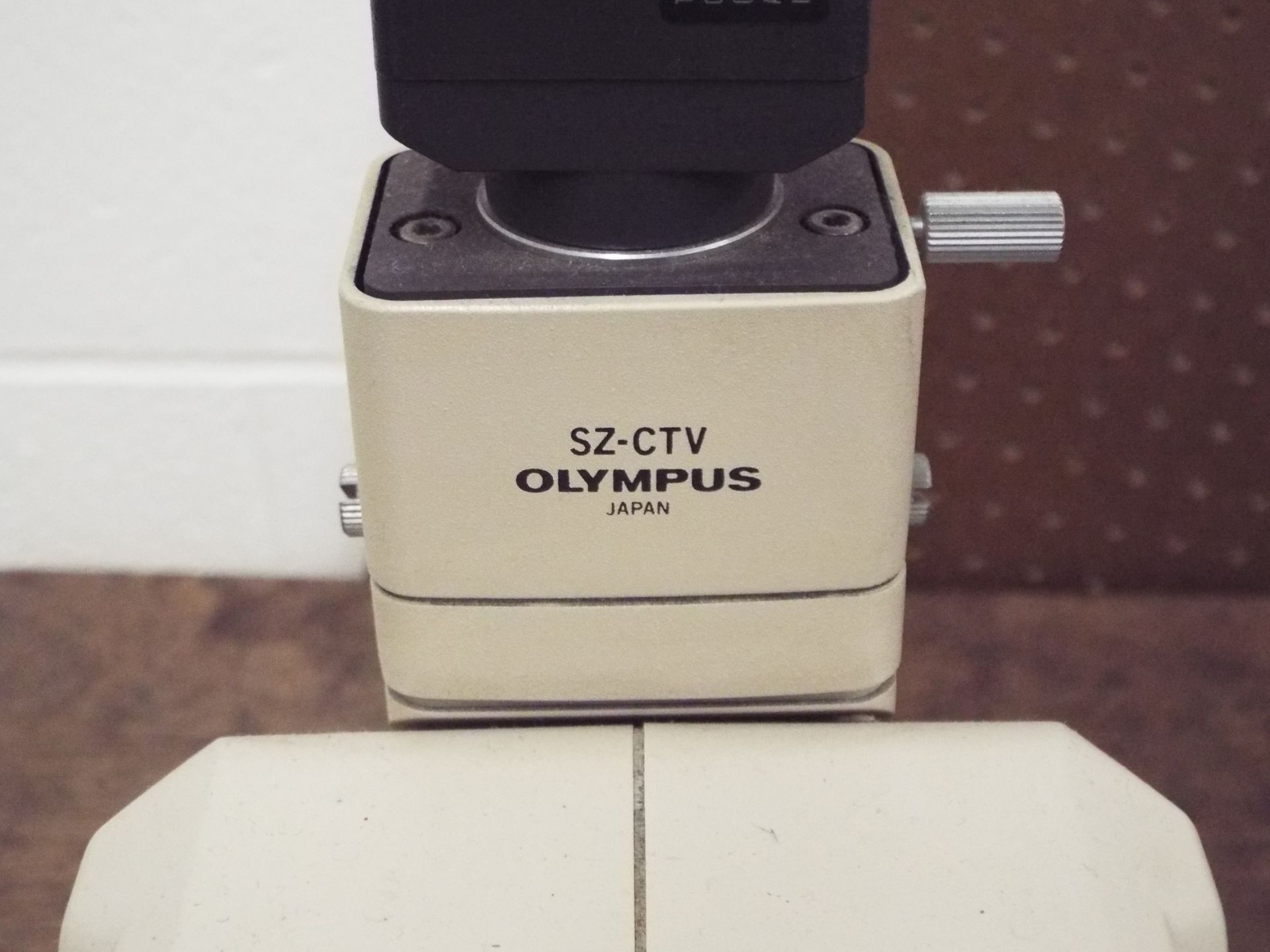 OLYMPUS SZ-ET STEREO MICROSCOPE WITH OLYMPUS SZ-CTV C-MOUNT TV ADAPTER - Bild 2 aus 3