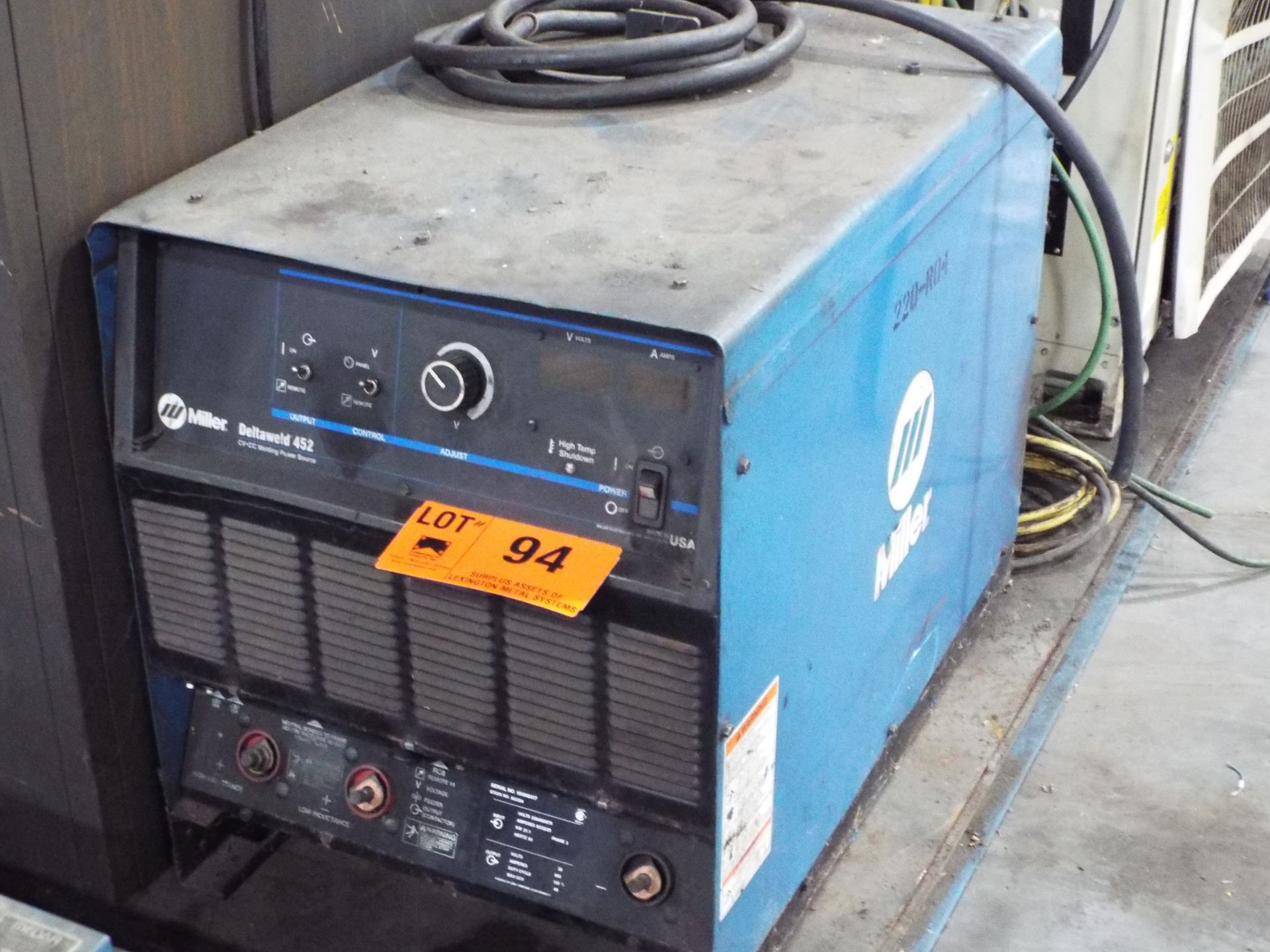 MILLER DELTAWELD 452 DIGITAL WELDING POWER SOURCE WITH LINCOLN ELECTRIC WIRE FEEDER S/N: KK040417 (