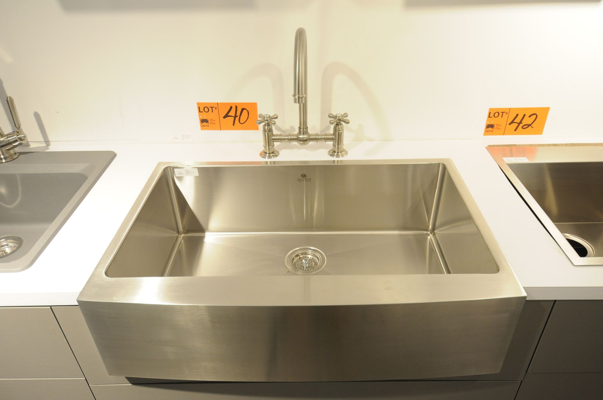 SINK WITH FAUCET - EVIER AVEC ROBINET