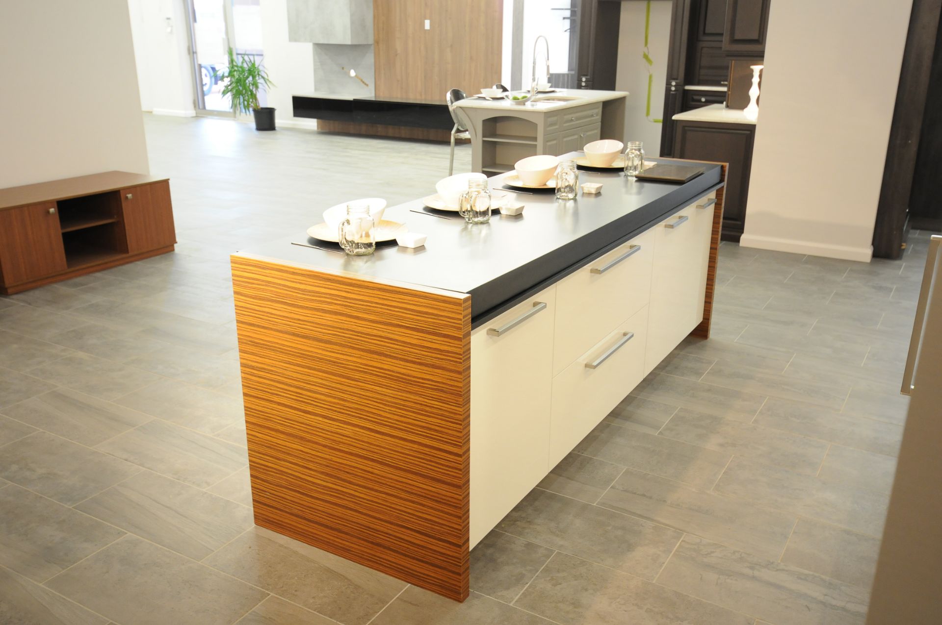 CENTER ISLAND WITH MINI BAR AND SLIDING TOP - ILOT AVEC MINI BAR ET TABLE GLISSANTE - Image 6 of 8