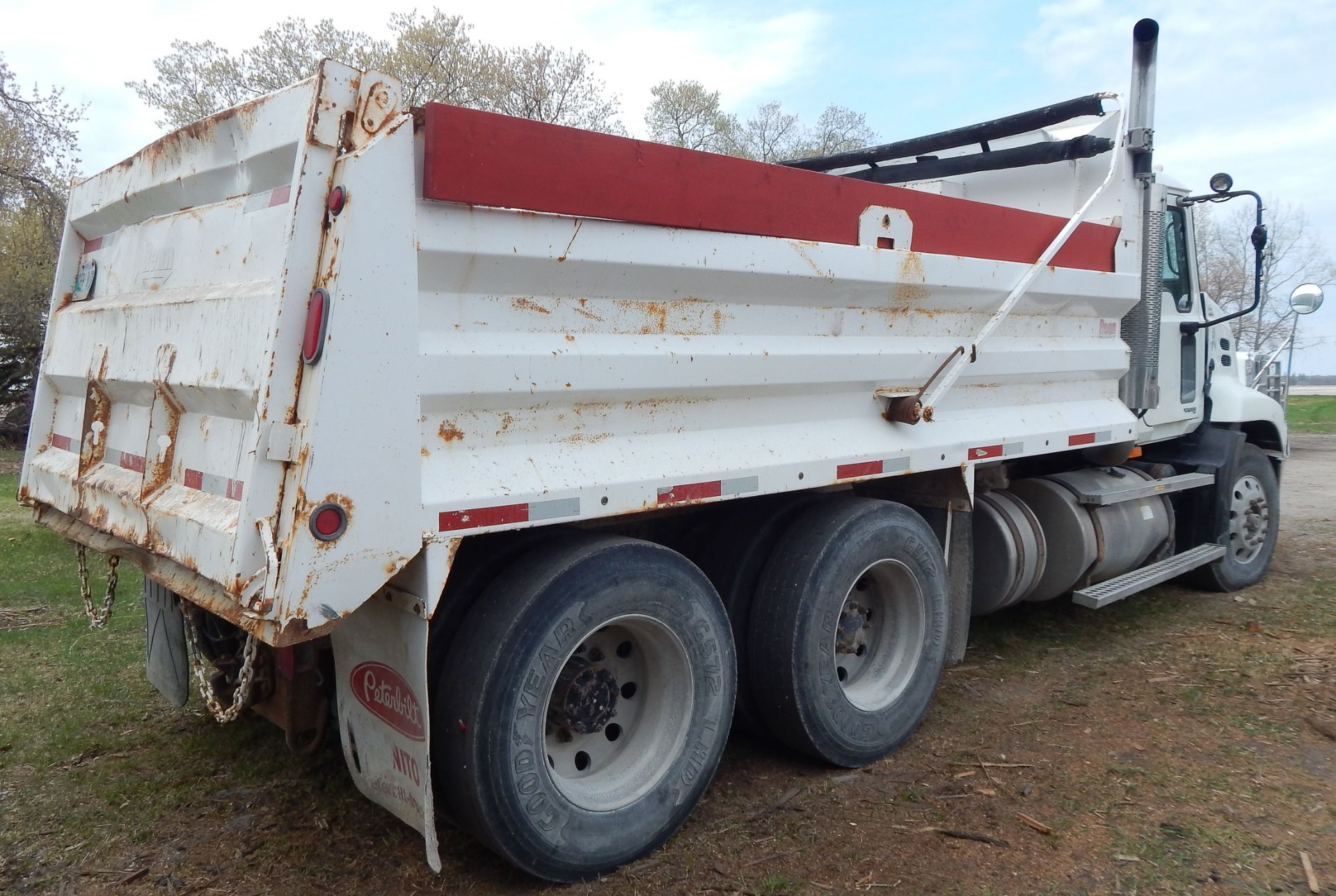 MACK (2006) CXN613 TANDEM AXLE DUMP TRUCK WITH MACK AC380-410 INLINE 6 TURBO DIESEL ENGINE, EATON - Image 3 of 8