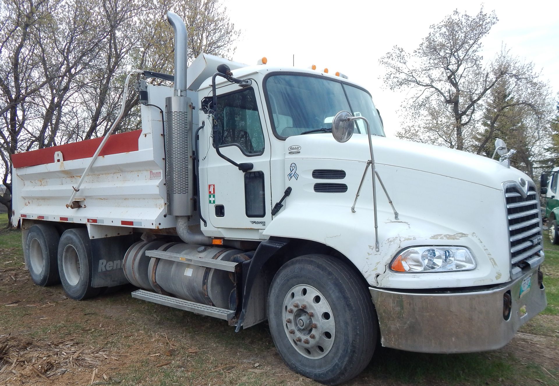 MACK (2006) CXN613 TANDEM AXLE DUMP TRUCK WITH MACK AC380-410 INLINE 6 TURBO DIESEL ENGINE, EATON - Image 2 of 8