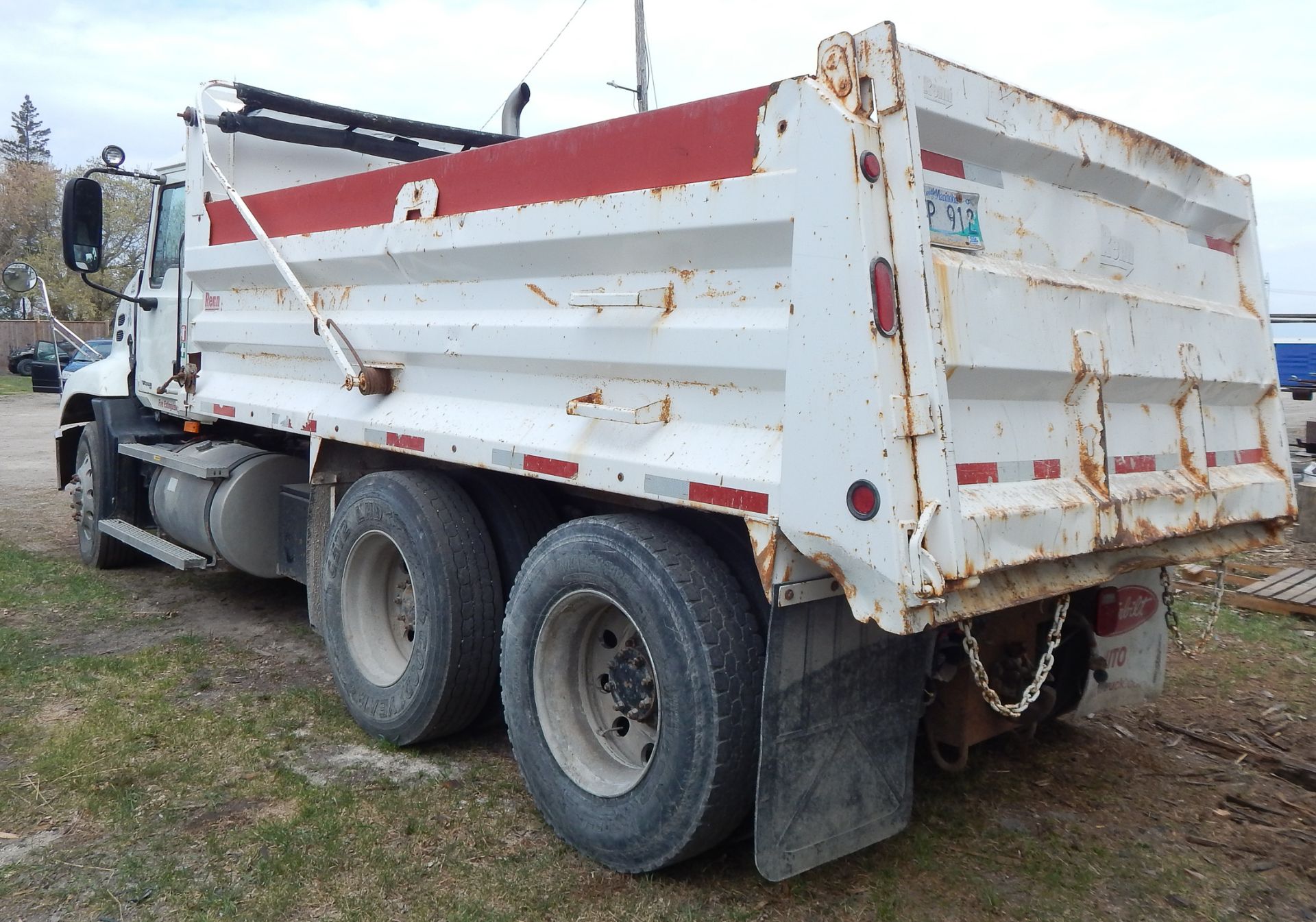 MACK (2006) CXN613 TANDEM AXLE DUMP TRUCK WITH MACK AC380-410 INLINE 6 TURBO DIESEL ENGINE, EATON - Image 4 of 8