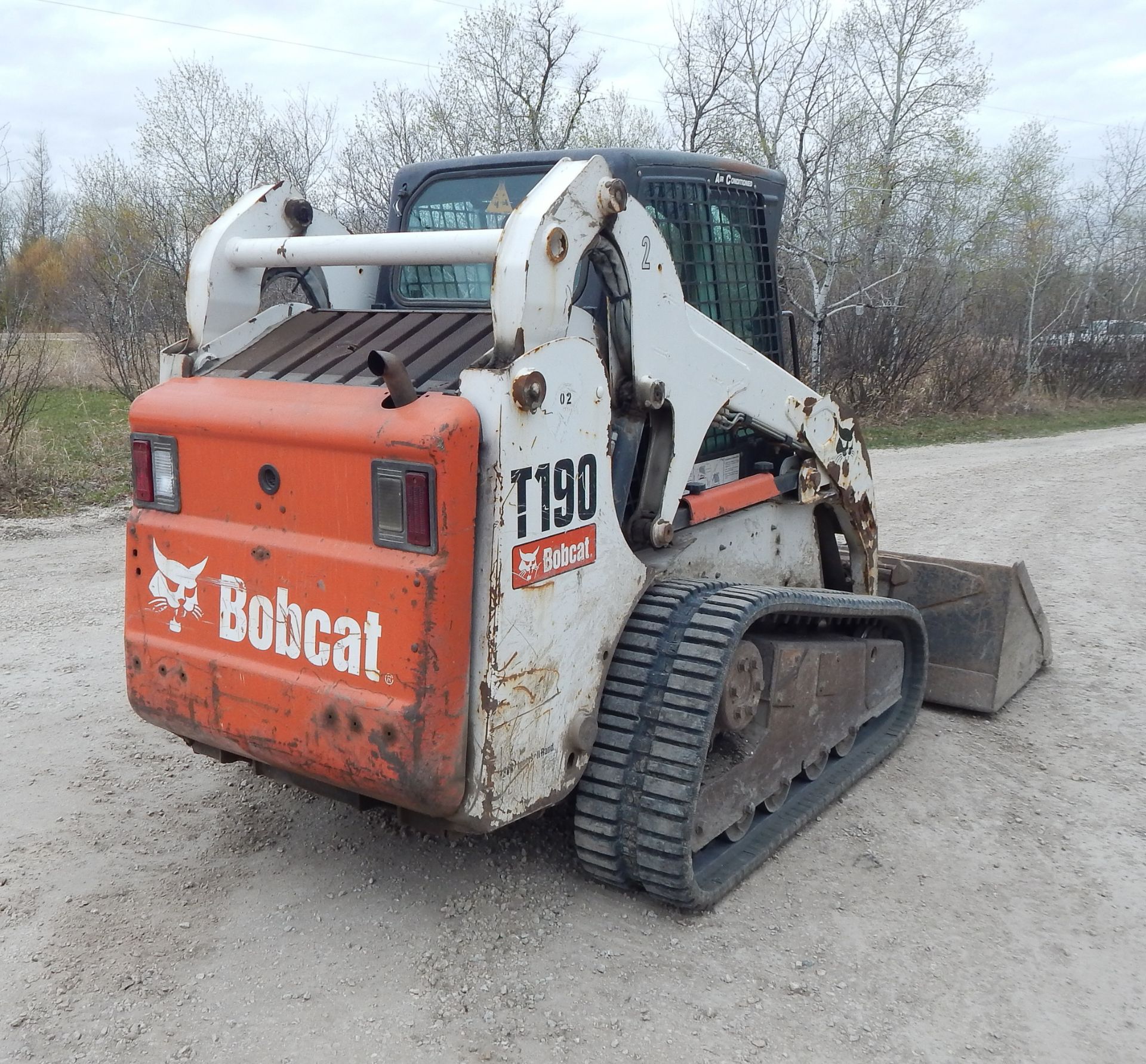 BOBCAT (2006) T190 SKID STEER WITH INLINE 4 TURBO DIESEL ENGINE, 6' SMOOTH BUCKET, RUBBER TRACKS, - Image 3 of 6