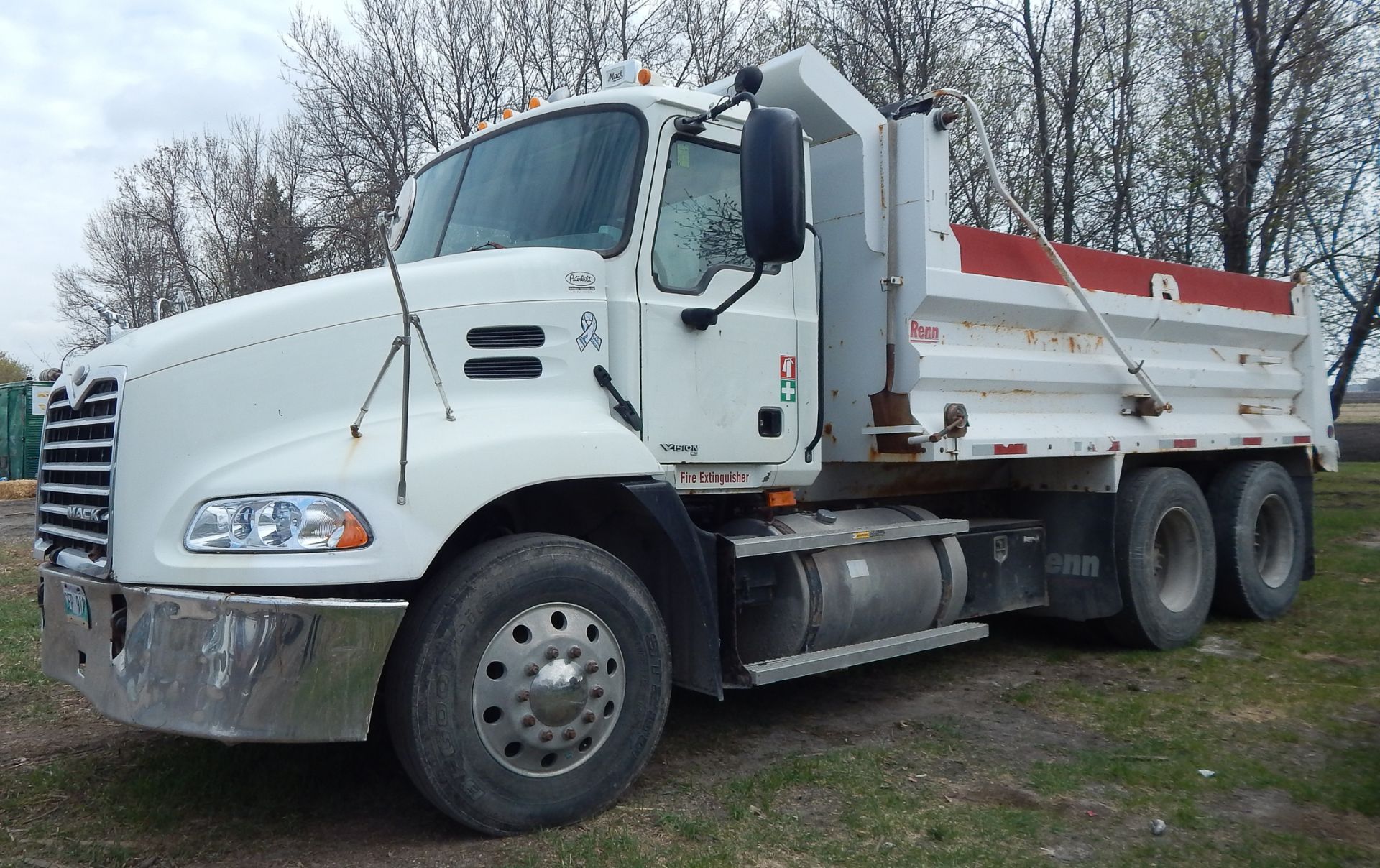 MACK (2006) CXN613 TANDEM AXLE DUMP TRUCK WITH MACK AC380-410 INLINE 6 TURBO DIESEL ENGINE, EATON