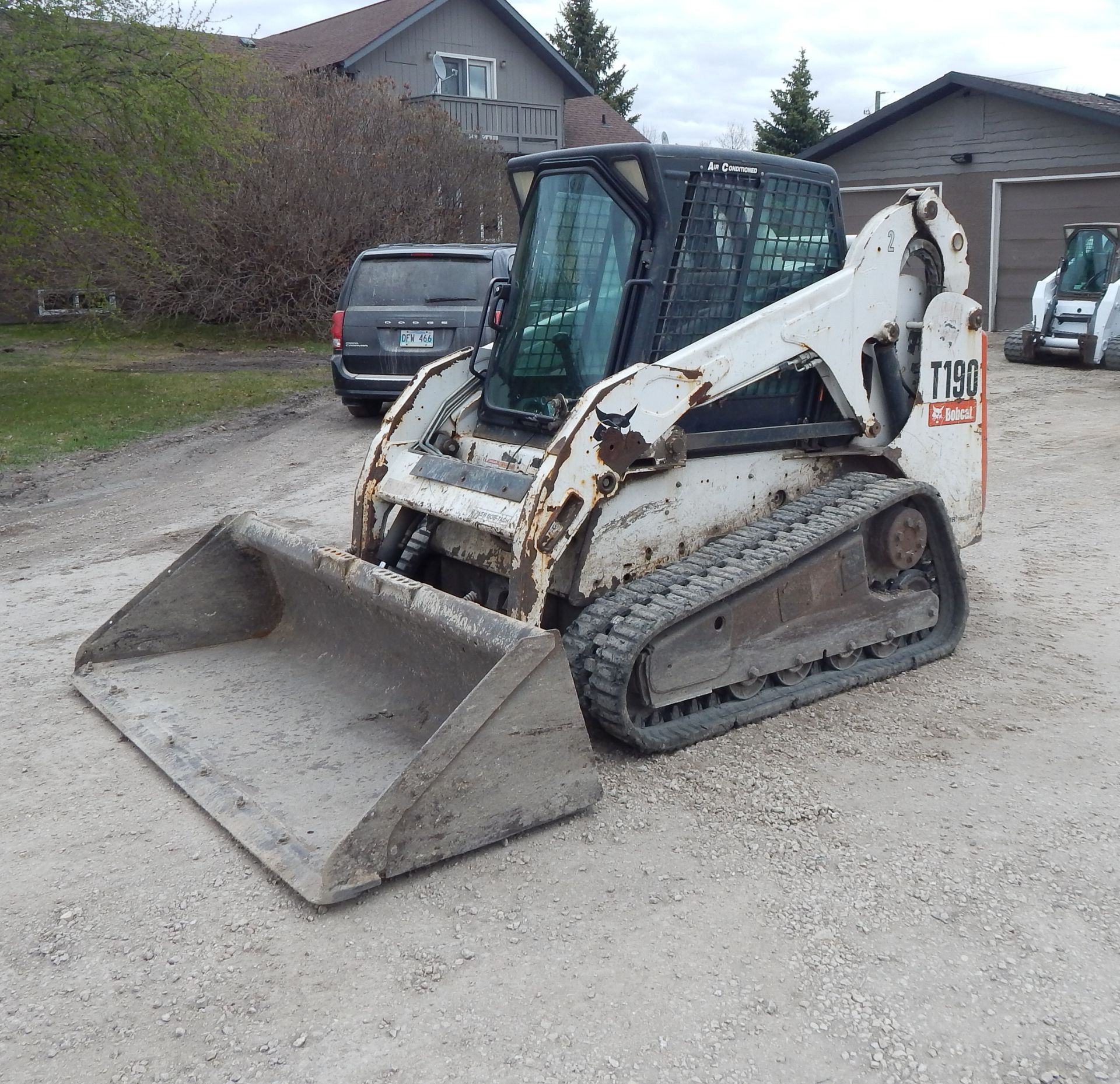 BOBCAT (2006) T190 SKID STEER WITH INLINE 4 TURBO DIESEL ENGINE, 6' SMOOTH BUCKET, RUBBER TRACKS, - Image 2 of 6