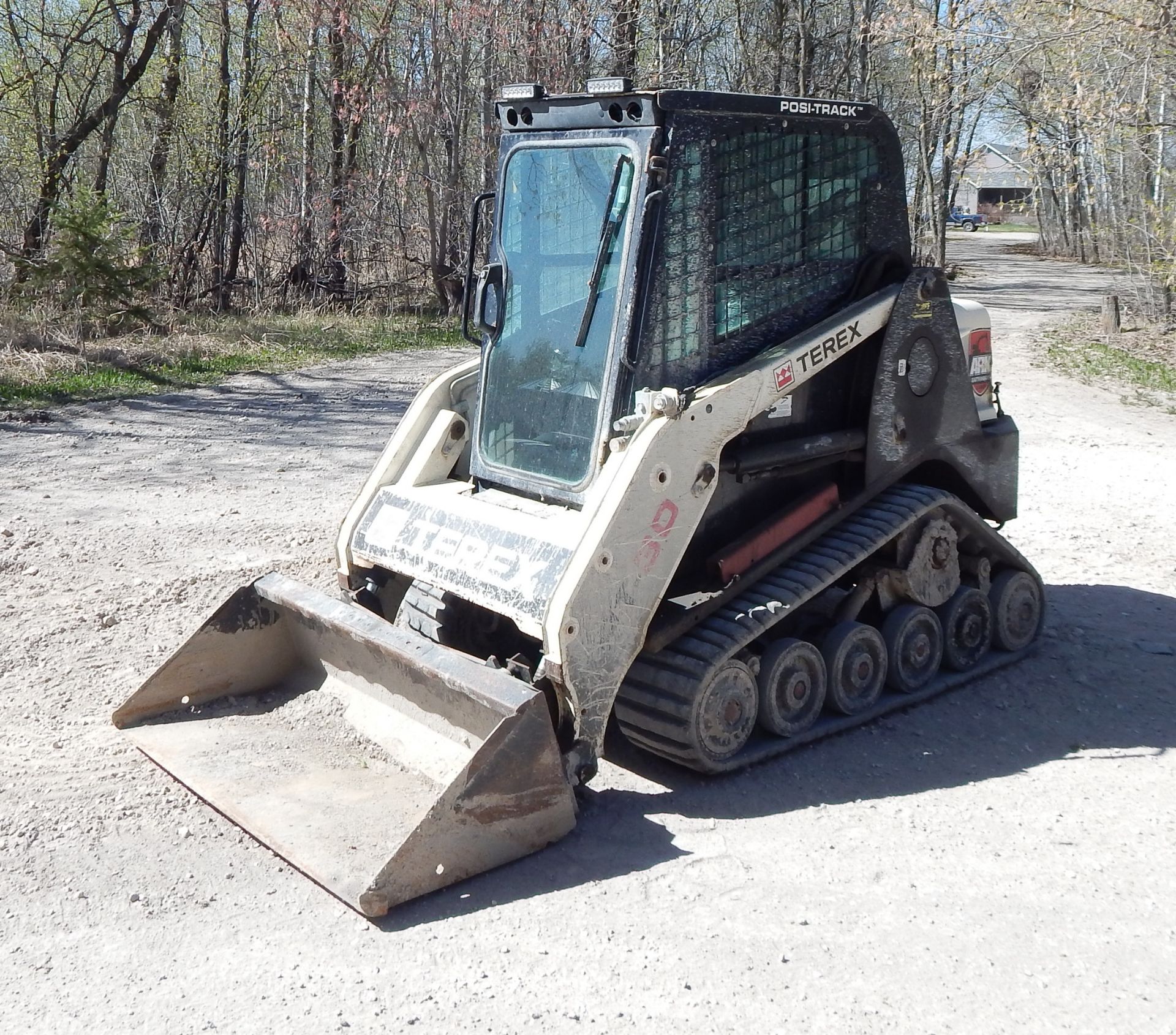 TEREX (2012) PT-30 SKID STEER WITH INLINE 4 TURBO DIESEL ENGINE, 4' SMOOTH BUCKET, RUBBER TRACKS, - Image 5 of 6