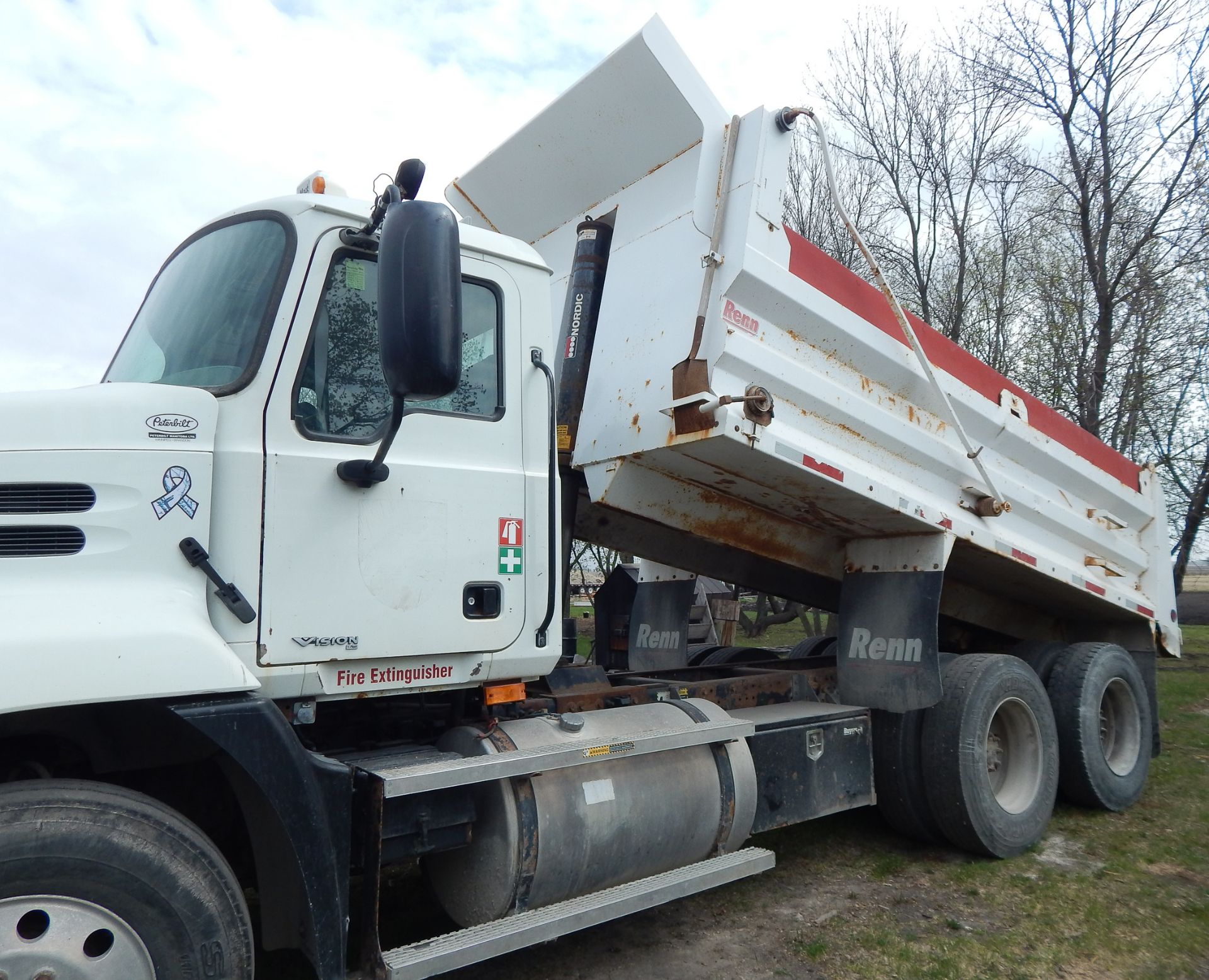 MACK (2006) CXN613 TANDEM AXLE DUMP TRUCK WITH MACK AC380-410 INLINE 6 TURBO DIESEL ENGINE, EATON - Image 7 of 8