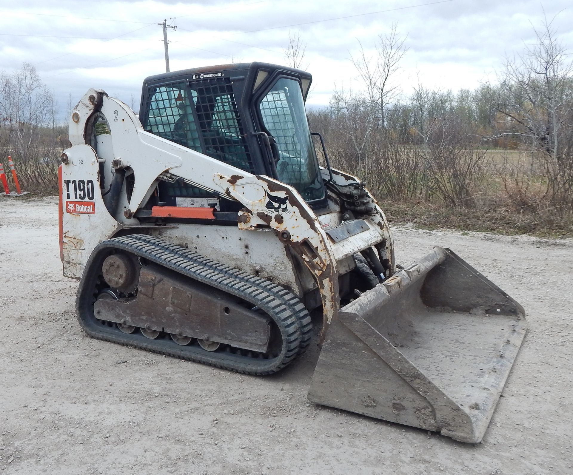 BOBCAT (2006) T190 SKID STEER WITH INLINE 4 TURBO DIESEL ENGINE, 6' SMOOTH BUCKET, RUBBER TRACKS,