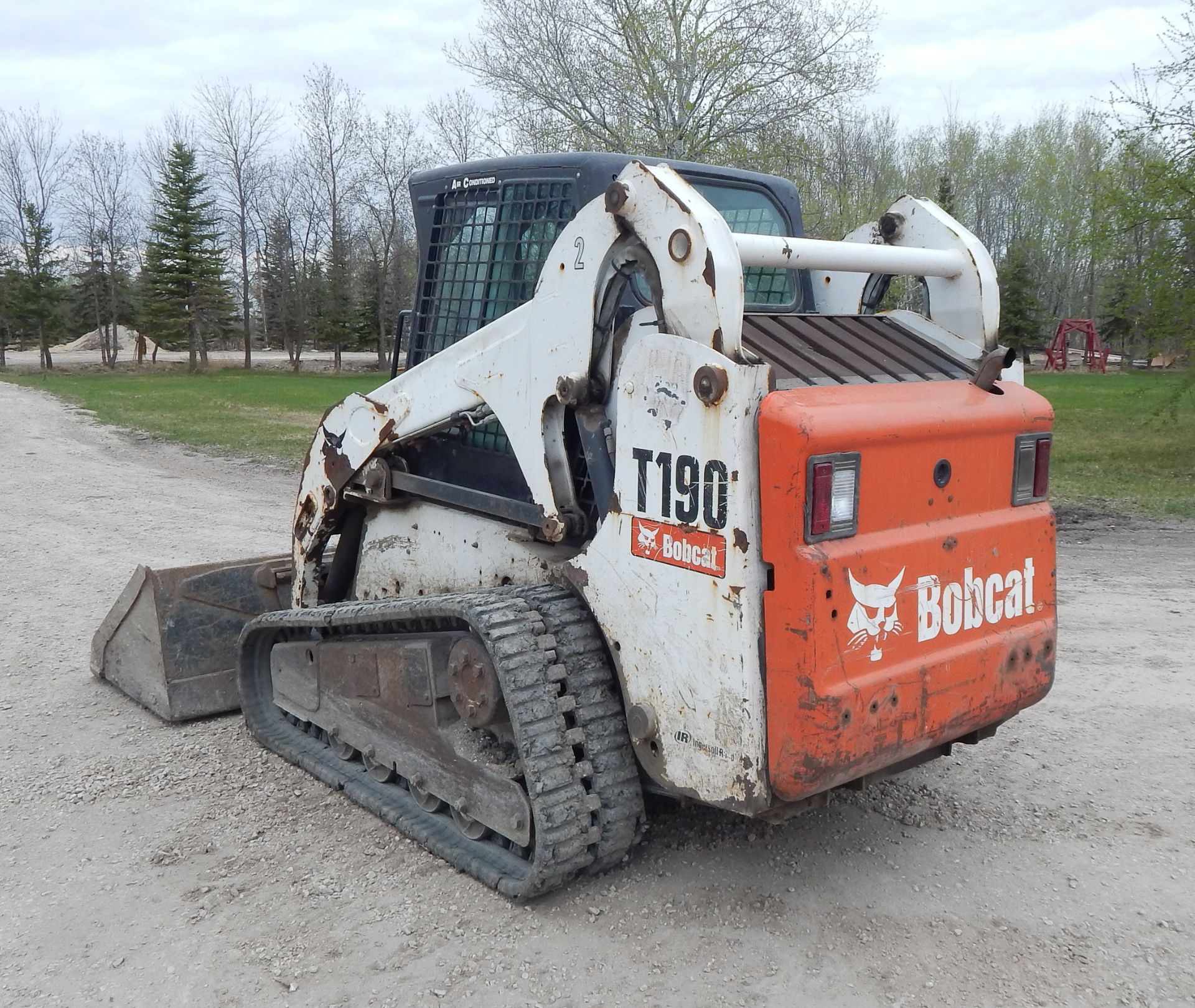 BOBCAT (2006) T190 SKID STEER WITH INLINE 4 TURBO DIESEL ENGINE, 6' SMOOTH BUCKET, RUBBER TRACKS, - Image 5 of 6