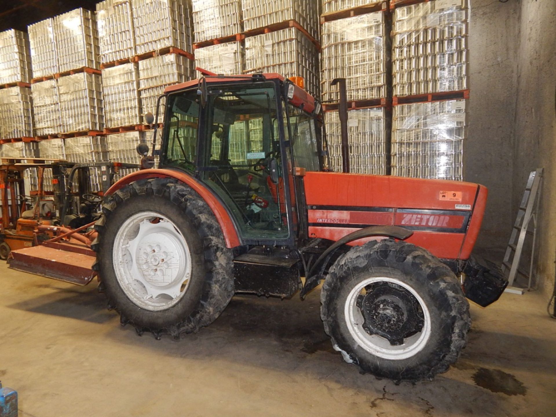 ZETOR 10540 DIESEL TRACTOR WITH 4.2L 4 CYLINDER ENGINE, 65" REAR TIRES, ENCLOSED CAB, RADIO, CLIMATE