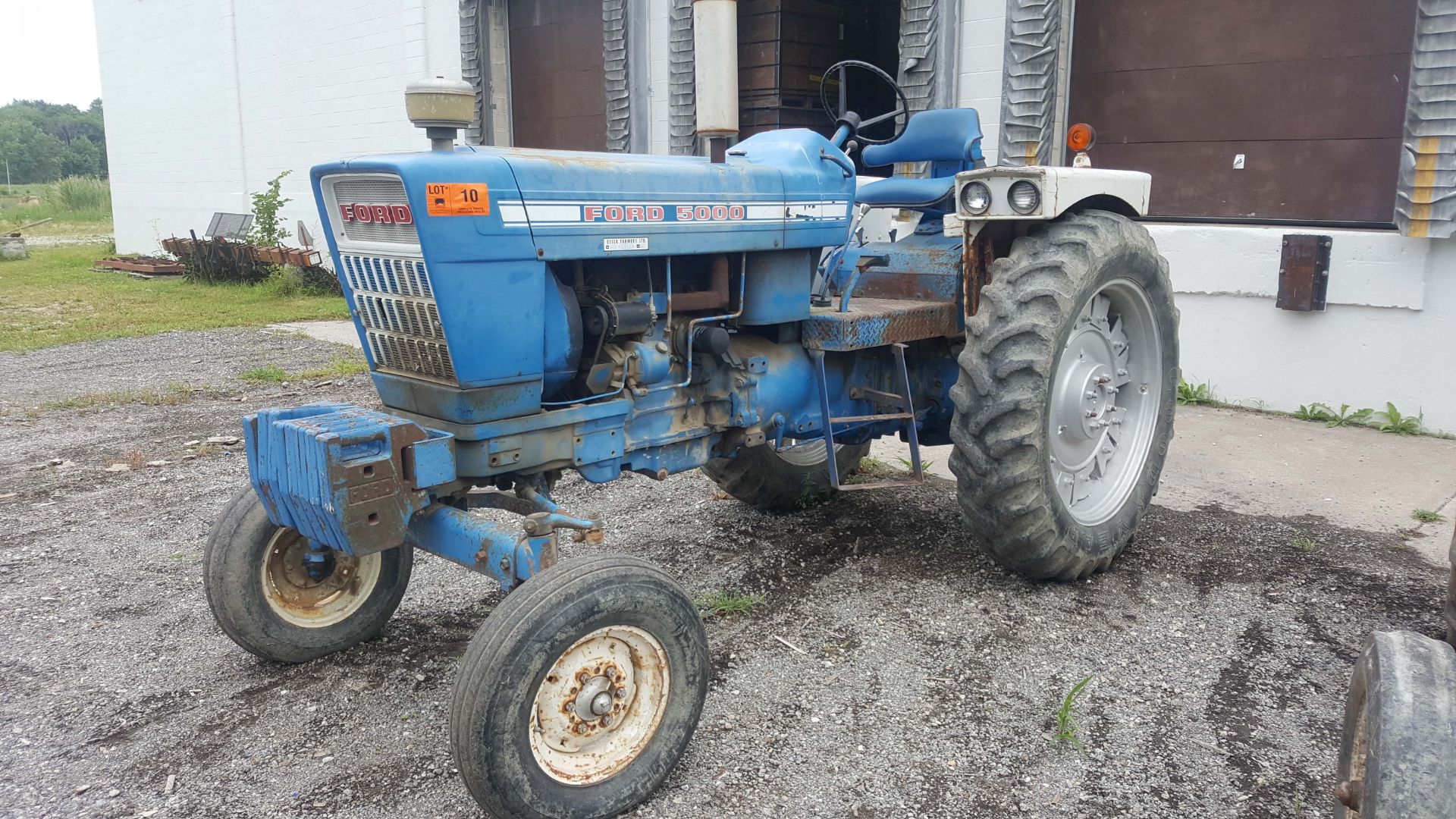 FORD 5000 DIESEL TRACTOR WITH 3.8L 4 CYLINDER ENGINE, 58" REAR TIRES, 3 POINT HITCH, S/N: N/A