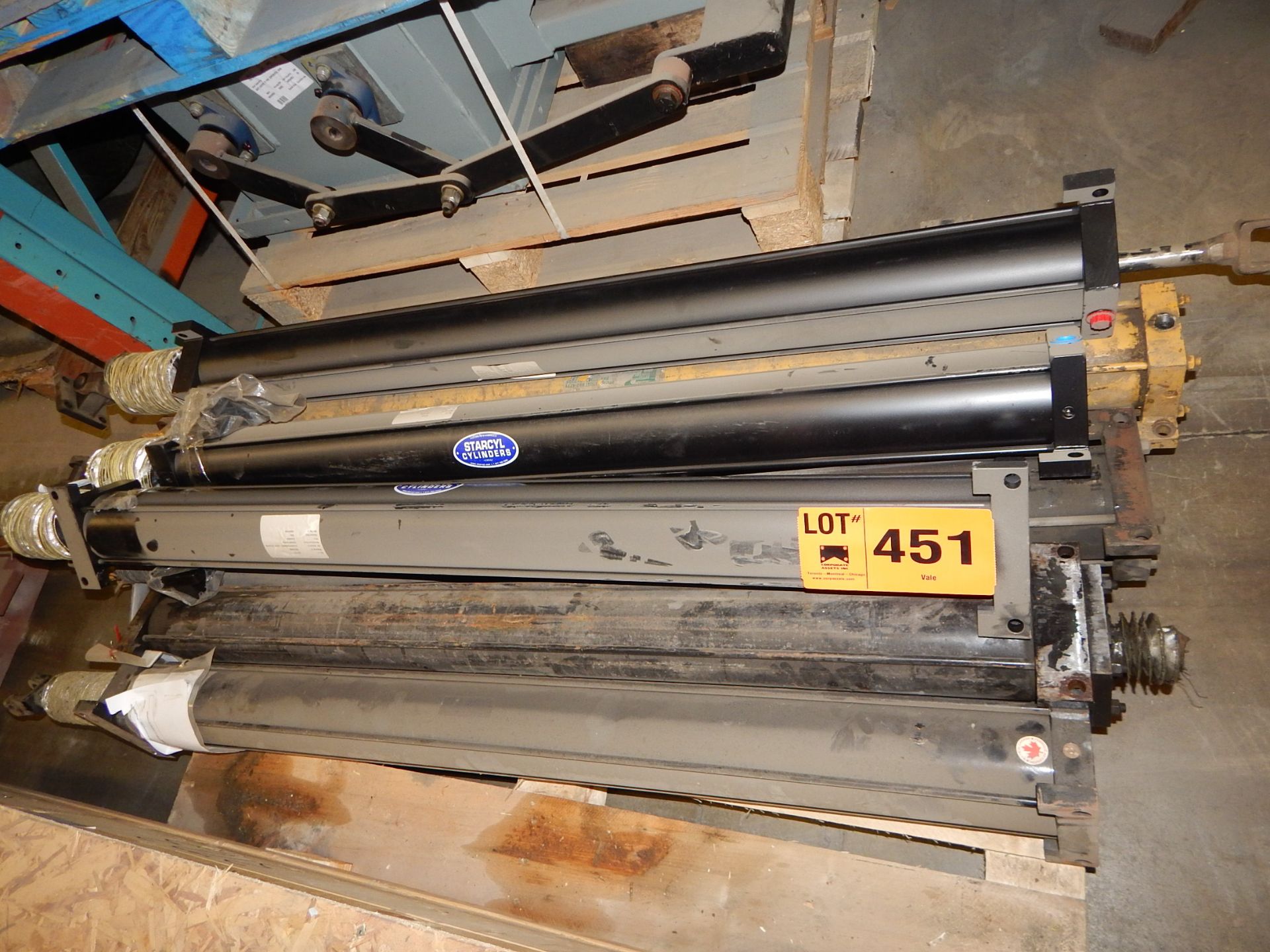 LOT/ LINEAR ACTUATING PNEUMATIC CYLINDERS (LOCATED IN YARD)