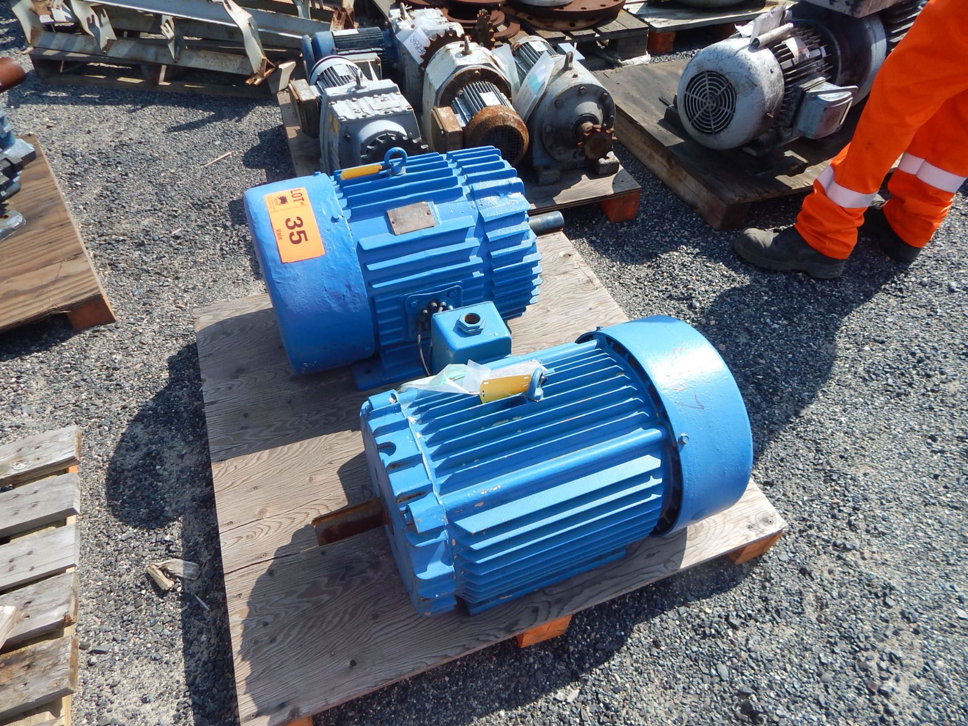 LOT/ (1) 25HP/575V/3PH ELECTRIC MOTOR, (1) 30HP/575V/1180RPM/3PH ELECTRIC MOTOR